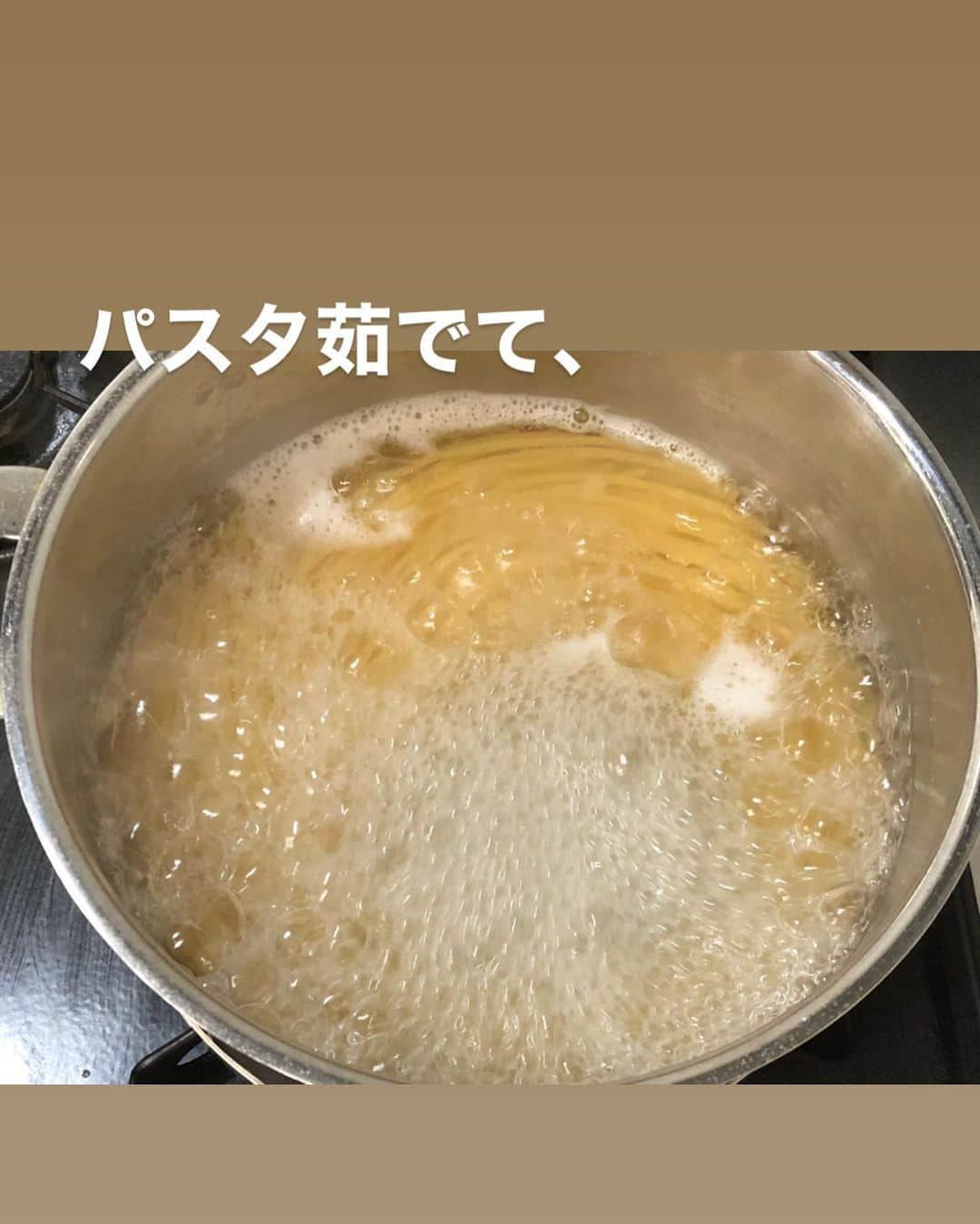 utoshさんのインスタグラム写真 - (utoshInstagram)「【レシピ・動画付き】しらすと小松菜のオイルパスタ！﻿ ﻿ しらすと言えば白米にがちっとあうイメージですが、パスタにも本当に良く合います。しらすは万能なんですよ。﻿ そしてプラスする野菜は小松菜。﻿ 小松菜見たいな葉物をパスタに使う時は細かく刻むとよく馴染むのと、火の通りが均一になるのでオススメ。﻿ ﻿ ✔️〈この料理のポイント〉﻿ しらすの味を味わうために絶対にんにくを焦がさない様にする。最初の段階で焦げそうだったら無理ににんにくを炒めず、弱火にしたままにする。しらすのうまみがあるのでそれでも十分美味しく食べる事ができます。﻿ ﻿ ﻿ レシピはこちら↓﻿ ＿＿＿＿＿﻿ ﻿ しらすと小松菜のオイルパスタ（2人分）﻿ ﻿ 【材料】﻿ パスタ　160〜200g﻿ しらす　50g﻿ 小松菜 100g（4〜5本くらいの量）﻿ ﻿ ニンニク 1片﻿ 赤唐辛子 1個﻿ ﻿ パスタを茹でる用の塩﻿ ・水1リットルの場合　塩8g﻿ ・水2リットルの場合　塩16g﻿ ﻿ オリーブオイル　大さじ3﻿ 仕上げ用 EVオリーブオイル　小さじ2﻿ （食べるときパスタが固まるのが嫌な人は入れてください）﻿ ﻿ ﻿ 【作り方】﻿ （1）ニンニクをみじん切りにする。赤唐辛子の種をは少しのこして捨てる。小松菜は5mm幅くらいに細かく切る。﻿ ﻿ （2）フライパンにオリーブオイルを入れ、ニンニクと赤唐辛子をいれ、ふつふつするまで中火で軽く火にかけ、弱火にする。﻿ ﻿ （3）パスタを茹で始める。﻿ ﻿ （4）1分半たった茹で汁をおたま一杯分プライパンに入れ、しらすを入れて混ぜ合わせたら、小松菜を投入。よくまぜ合わせて乳化させながらパスタのタイミングまで待つ（茹で汁が足りないようだったらさらにもう1杯入れる。）﻿ ﻿ （5）パスタが茹で上がる手前（2分前くらい）でパスタをフライパンに移し、混ぜ合わせて乳化させながらアルデンテにしてしたら完成。﻿ ﻿ ＿＿＿＿＿﻿ ﻿ ﻿ ぜひ作ってみてくださいね。﻿ No local No food おいしく楽しく！﻿ ﻿ ﻿ #しらすパスタ﻿ #パスタ #pasta #スタートUPレシピ #スタートアップレシピ #とりあえず野菜食﻿ ﻿ #ellegourmet#lunch#brunch#breakfast#foodporn#instagramjapan#vsco#IGersJP#onthetable#ランチ#おうちカフェ#うちごはん#暮らし#フーディーテーブル﻿ #cooking#homemade#おうちごはん#朝ごはん#japanesebreakfast#f52grams」4月11日 22時02分 - utosh