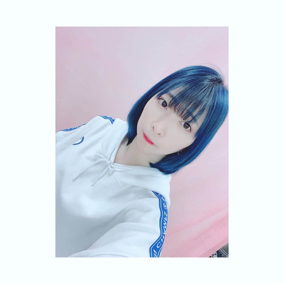 佐藤梨菜のインスタグラム：「写真撮らなきゃだったから青色入れ直した🔹 #FEAM #idoll #青髪 #いいね #셀카 #셀카샷 #좋아요 #좋아요환영 #팔로우미」