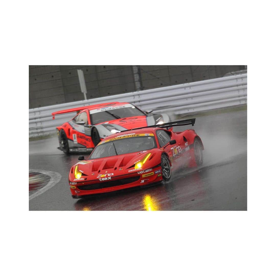 平中克幸のインスタグラム：「. 今日はSUPER GT オフィシャルYouTube  チャンネルで配信されたプレミアム公開映像 のチャットに参加させて頂きました。 . . なかなかチャットのスピードについていけませんでしたが、楽しく参加できました！ . . ご参加頂いた皆さんありがとうございました😊 . . #2011supergt #supergt #gainer #ferrari #この写真 #よく見たら #リヤウィング壊れてます 💦 #壊したのは私です…」