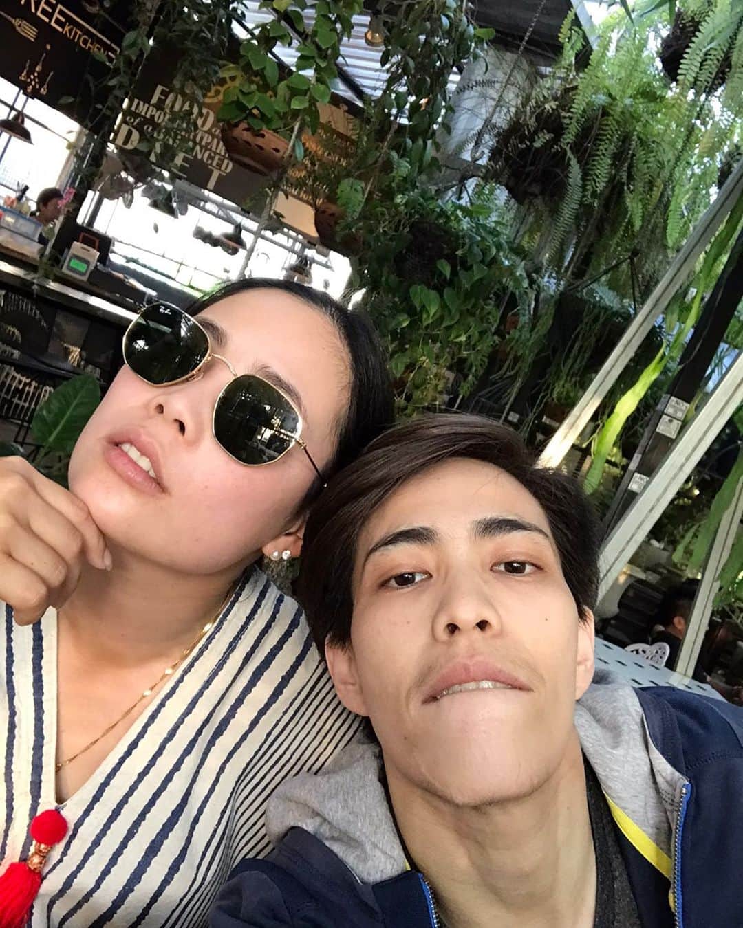 モリヤ・ジュタヌガーンのインスタグラム：「Happy birthday to @fitwayme พี่สาวที่สวยที่สุดในบ้านละ😉 มีความสุขมากๆสุขภาพแข็งแรงดูแลตัวเองด้วยนะคะ #Love ❤️ #missyousomuch #jutanugarnfamily #momoriya #เราเป็นคนเรียบร้อย #ดูก็รู้」