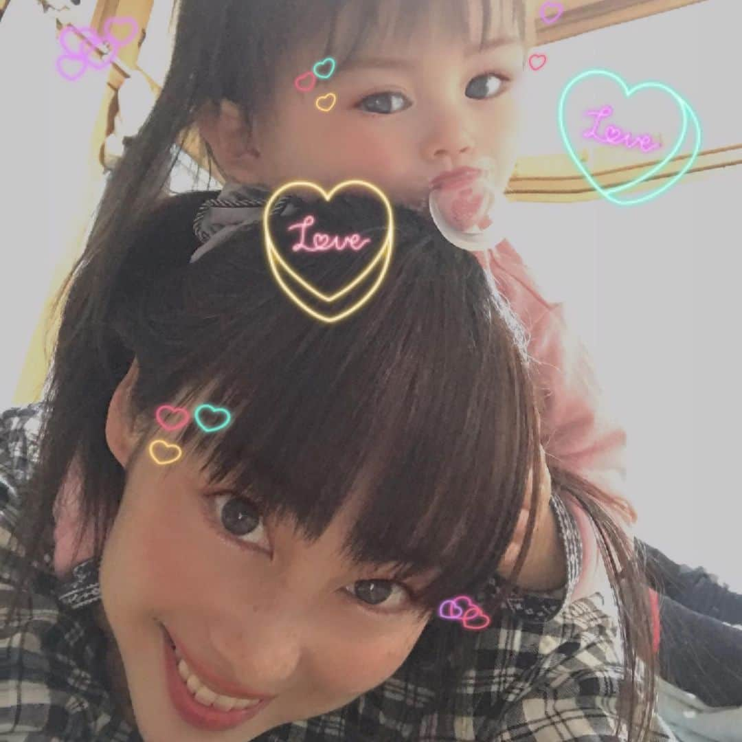 佐藤康恵さんのインスタグラム写真 - (佐藤康恵Instagram)「お家で女子会♡♡♪ こもりっきりで子供たちもエネルギー有り余っている💦 そんな時、私は音楽をかけて一緒に歌って踊ったり🎤 娘が携帯で写真を撮りたがったので、スタンプアプリで一緒に撮影ごっこ💖 手作りのレモン🍋オレンジ🍊のアロマスプレーを霧のシャワー🚿みたいにかけて気分リフレッシュ！⭐️ 今日も一日ありがとう😊🌼 皆さんはどうやって過ごしているかな？  おやすみなさい😘🌙 #我が家のリフレッシュ方法 #スマイル #たのしい時間つくり #佐藤康恵 #yasuesato #mama #love #model #singer #actress」4月11日 22時13分 - yasuesato.official