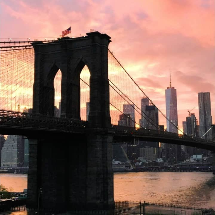 Rachel Ryleのインスタグラム：「From my home to yours, I’m sending you much love from @newyorkcity! I put my heart into this piece to show my appreciation for all the healthcare workers who are tirelessly serving & taking care of our loved ones. Thank you! I cheer & clap for you every night at 7pm out my window in Brooklyn! We’re all in this together! So as we navigate our way through this terrible & tragic time, let’s do our best to take care of each other. Even though it’s a sunny weekend - stay home, stay sudsy, stay healthy…and smile! Also, for your mental health during this quarantine, it truly helps to reach out & connect with the people you love! They may need it even more than you! PS the beginning gorgeous photo of the #brooklynbridge was taken by @newyorkcity - definitely check out that account for more fun of the city I love! 💚🗽🧼 #nyc #newyork #brooklyn #manhattan #newyorkcity #togetherathome #quarantine #COVID19 #coronavirus #stopmotion #animation #art #drawing #cartoon #instavid #instavideo #PSA #help #buildawareness #awareness #quarantine #stayhome #thankyou #healthcare #healthcareworkers」