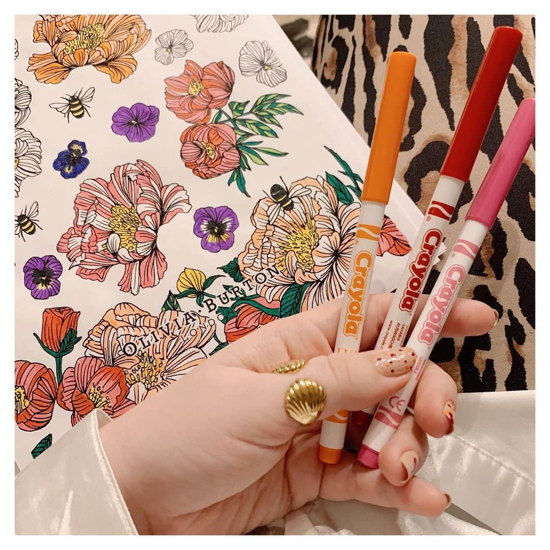 Olivia Burtonさんのインスタグラム写真 - (Olivia BurtonInstagram)「Colouring is a great way to calm the mind, we hope our OB themed colouring sheets help you feel relaxed and more at ease during these strange times 🖍🌸 From dreamy florals to sparkling crystal patterns there’s lots of fun things to pick from, you can even design your own watch... we can’t wait to see your isolation creations! 💗 #OliviaBurton #ColouringSheets #CalmColouring」4月11日 22時22分 - oliviaburtonlondon