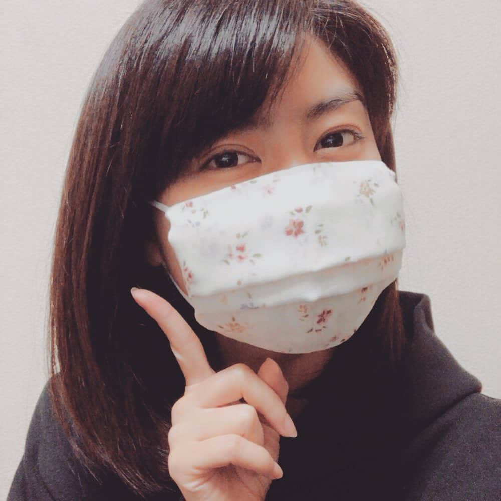 芳野友美さんのインスタグラム写真 - (芳野友美Instagram)「#超絶簡単 ！ ハンカチで#縫わずに作れるマスク ！ 母から教わりましたー♪ 2枚目の写真参照で。 ①ゴムを用意 ②上下を半分ずつ折る ③ひっくり返してヒダを作る ④ゴムを通して折る はいっ！出来上がり☺︎ マスクに困ってる方、私のような#ズボラ さんにお勧め♪ ----------------------------- さて、明日は#桜花賞 ！ 4月12日（日）14：45～16：00 #YouTube生配信 「#みんなのKEIBA ＜こっそり裏実況＞出演♪ 今週も#見栄晴 さんと#谷中公一 さんと共に裏実況も開催！！ #フジテレビ 「みんなのKEIBA」公式YouTubeチャンネルを是非ご登録お願いしまーす☆ 「みんなのKEIBA」をTVで見ながら（私たちも見ながら番組進行します）、裏配信も同時見で一緒に予想しながら楽しみましょう！！！」4月11日 22時22分 - yumi_yoshino_1980