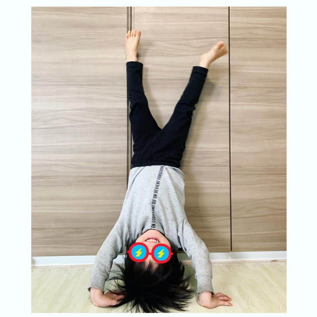 三倉茉奈さんのインスタグラム写真 - (三倉茉奈Instagram)「きゅん。 #逆立ち #甥っ子 #nephew #まだ自力ではできないけど #練習中らしい #頑張れー #癒される #stayhome」4月11日 22時23分 - mana_mikura_official