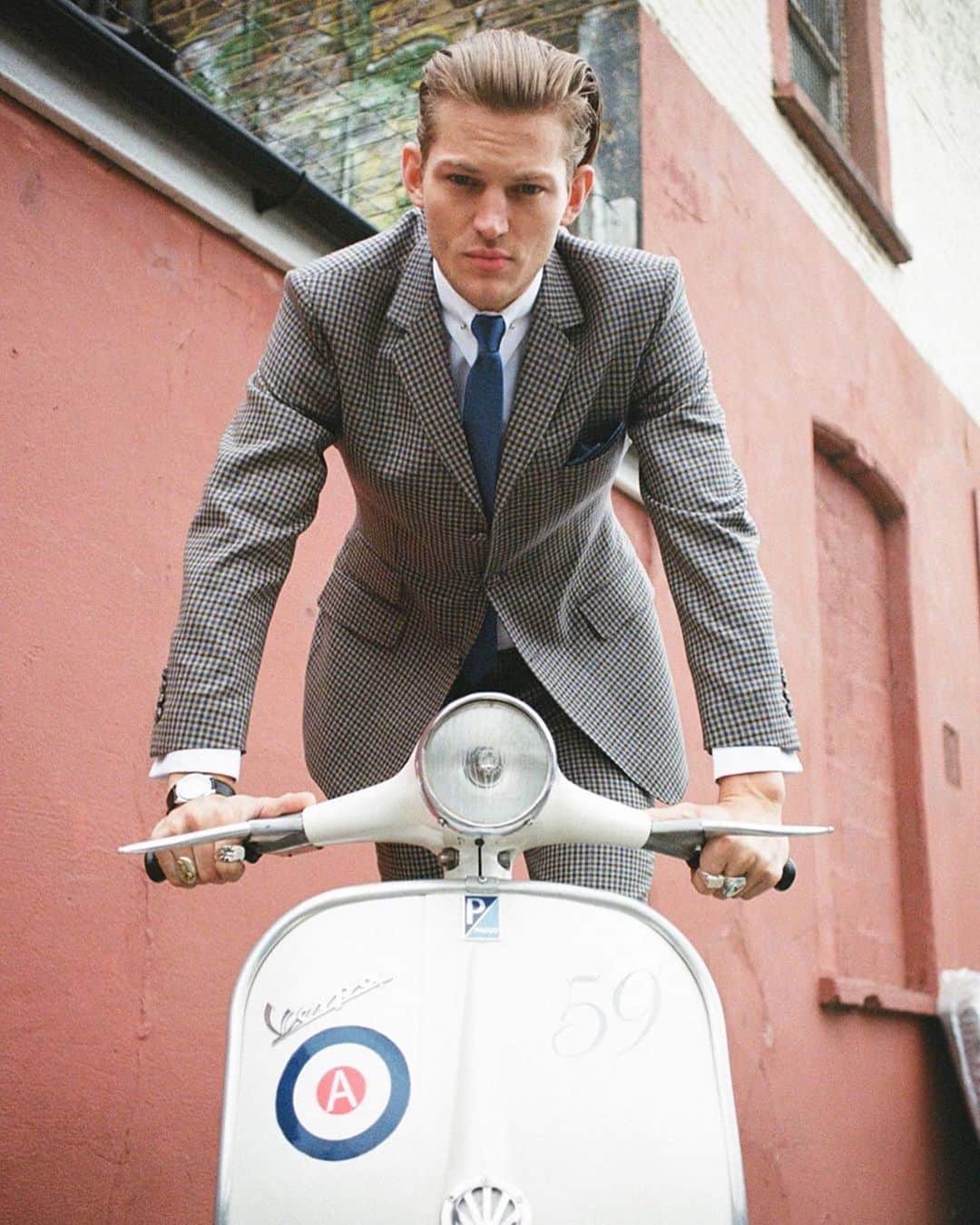セバスティアン・ソーブのインスタグラム：「On your bike 🏍 -  More work for @adamoflondon 📸 @charliehollnd 👔 @jeremy__luke @richie_adam_ldn 💇🏼 @ojwhair @clairegil_makeup」