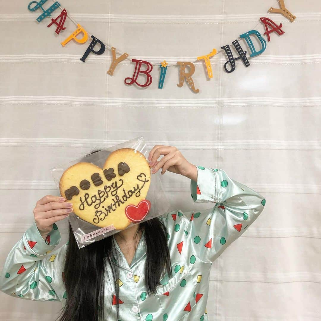 鵜川もえかのインスタグラム：「♥ 大好きな友達からお誕生日プレゼントでめちゃくちゃおっきいクッキー貰ったの~😭感動︎︎︎︎︎😭 ･ 手作りクッキー🍪 家族ぐるみでちっちゃい頃から仲良しな幼なじみ♡ありがとう♪ ･ もえも女子力あげないと、、(笑) ･ #鵜川もえか #手作りクッキー #誕生日クッキー #ありがとう #幼なじみ  #今日好き #今日好きになりました #青い春編」