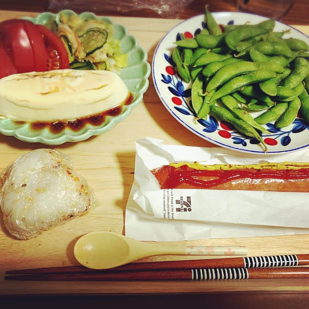 柏崎桃子さんのインスタグラム写真 - (柏崎桃子Instagram)「4/11の記録  今日はダイエット外来の日でした。  血液検査の予定だったのでお昼まで食事抜き。 最近特別お腹が空いたからってイライラしないのです。 落ち着いてるというか。とてもいい感じ😊  なので病院までの道のりを歩きました。人もまばらでした。時折、人の少ない道の写真をカメラでおさめてる人がいました。  何かしらの記録に残るんだろうな。  病院でカロナールももらい、今回の受診は終了です。次は2ヶ月後。  2ヶ月後日本は落ち着いてるかな…。 私も可愛いショーウィンドウを撮ってきました🌸  夕方はジョギングしてきました。30分走れた！とは言えぴょこぴょこウォーキングを跳ねさせた感じです😅ところがこれがめちゃくちゃ効く！  明日は雨みたいだから家でストレッチするぞー！！ あ、最後の画像はお風呂の中で歌ったファイナルソングです。笑  #ダイエット #diet #大幅減量 #体重公開 #おうちごはん #ダイエット飯 #ウォーキング #walking #ジョギング #jogging #ジョギング女子  #明日もがんばろ  #おうちカラオケ  #お風呂 #入浴 #お風呂を楽しむ」4月11日 22時34分 - momoko_kashiwazaki