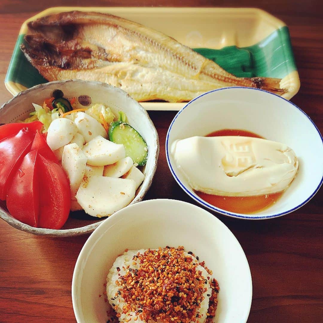 柏崎桃子さんのインスタグラム写真 - (柏崎桃子Instagram)「4/11の記録  今日はダイエット外来の日でした。  血液検査の予定だったのでお昼まで食事抜き。 最近特別お腹が空いたからってイライラしないのです。 落ち着いてるというか。とてもいい感じ😊  なので病院までの道のりを歩きました。人もまばらでした。時折、人の少ない道の写真をカメラでおさめてる人がいました。  何かしらの記録に残るんだろうな。  病院でカロナールももらい、今回の受診は終了です。次は2ヶ月後。  2ヶ月後日本は落ち着いてるかな…。 私も可愛いショーウィンドウを撮ってきました🌸  夕方はジョギングしてきました。30分走れた！とは言えぴょこぴょこウォーキングを跳ねさせた感じです😅ところがこれがめちゃくちゃ効く！  明日は雨みたいだから家でストレッチするぞー！！ あ、最後の画像はお風呂の中で歌ったファイナルソングです。笑  #ダイエット #diet #大幅減量 #体重公開 #おうちごはん #ダイエット飯 #ウォーキング #walking #ジョギング #jogging #ジョギング女子  #明日もがんばろ  #おうちカラオケ  #お風呂 #入浴 #お風呂を楽しむ」4月11日 22時34分 - momoko_kashiwazaki