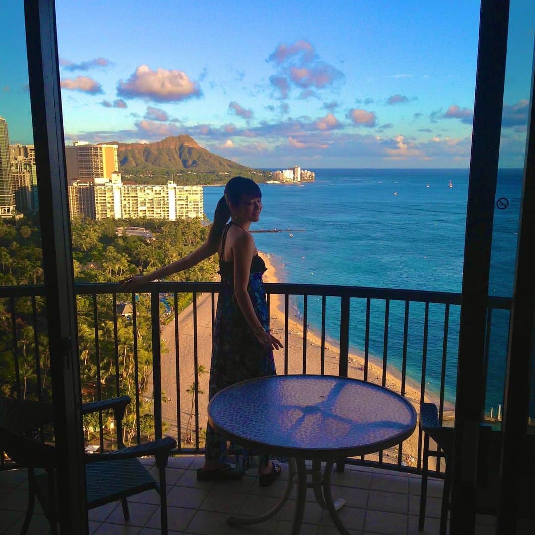 吉山りささんのインスタグラム写真 - (吉山りさInstagram)「明日の打ち合わせ等が無くなったので 海の写真をアップして寝ます☺️ ✨ 夢でね〜😌｡.*🌙 ぎゅーっnight✨ ✨ 🌌 ✨ 🌌 ✨  #ocean #oceanview #hawaii #business #visa #sea #愛してる #海  #photography #photo #model #sky #view #beautiful #happy #hotel 一年中 #summer #夏コーデ #ワンピース #singlemom #bvlgari #savethechildren #blue #mom #吉山りさ #夜空ノムコウ 聴いて寝たいくらい星が見たい🌌  #コロナになんか負けないもん 的な写真をアップ #写真 #カメラマン さんは#bodyguard さんに撮ってもらいました📸」4月11日 22時38分 - oreorerisa