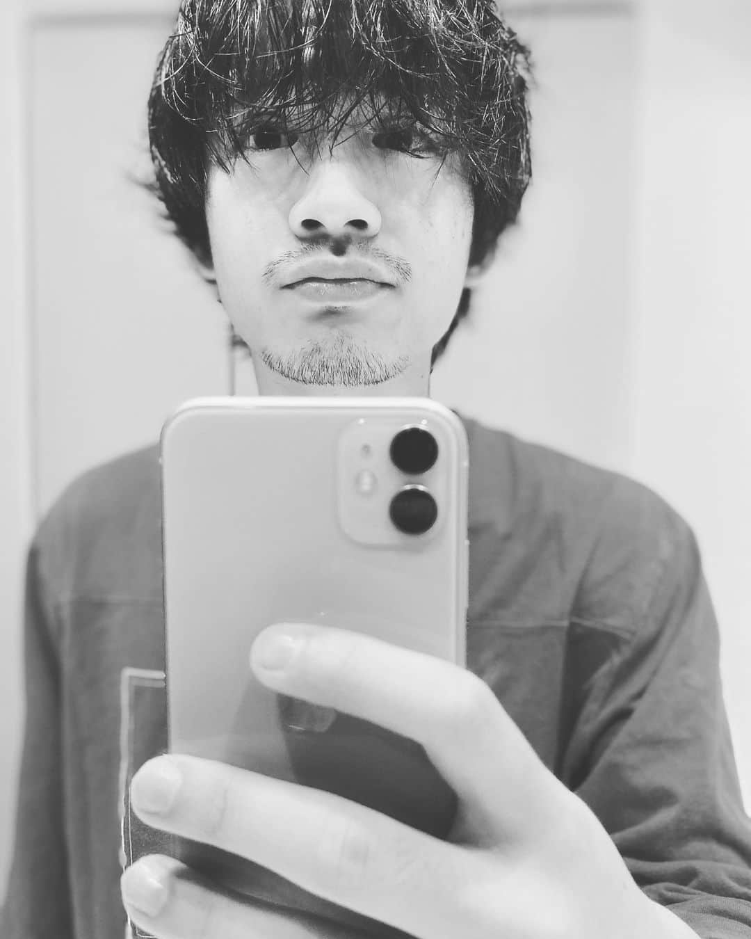河野紳之介のインスタグラム：「7日間伸ばした髭を今日剃った。白黒だとわかりやすいね。とりあえず顎は残した。どうせまたすぐ生えてくるんだ。」