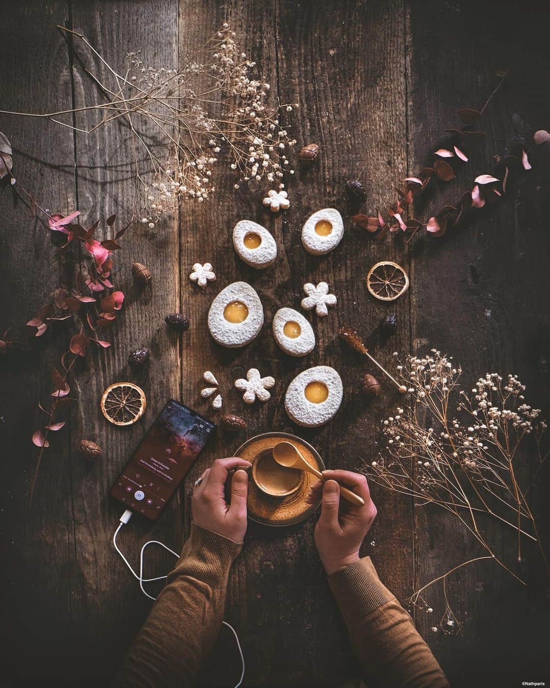 nathparisのインスタグラム：「HAPPY EASTER... . La chasse aux œufs est ouverte et en musique !🥚 Pour ce week-end de Pâques confinée j’ai cuisiné des biscuits au lemon curd 😋 tout en écoutant ma musique préférée sur mon Huawei, saviez-vous qu’il y a 3 mois gratuits sur Huawei Music ? Belle journée et prenez soin de vous 💛 . #HuaweiMusic #HuaweiMobileServices @HuaweiMobileServices」