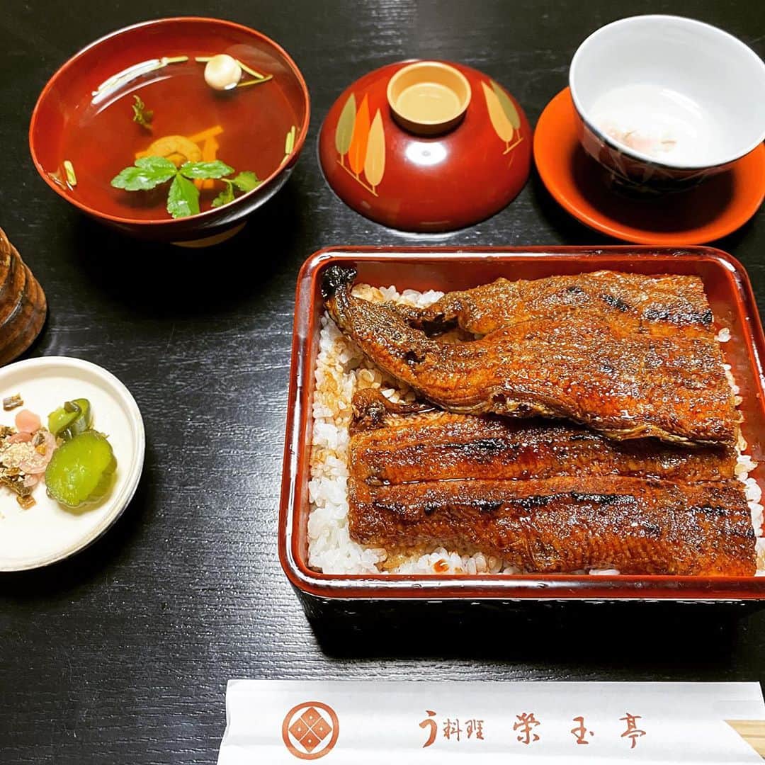 工藤村正のインスタグラム：「伊賀上野、老舗鰻屋　栄玉亭のうな重は焼き鰻、蒸焼鰻より歯ごたえ焼き加減のその肉厚の旨さは絶品だった😋🌸‼️」