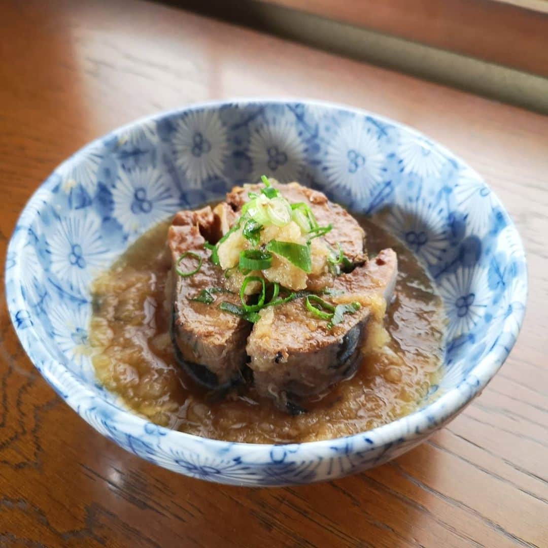 三島葉子さんのインスタグラム写真 - (三島葉子Instagram)「【料理リレー】すでに多くの料理家の皆さんが参加されている脇雅代先生が発起人の《料理リレー》プロジェクト。 こんな時だからおうちごはんを楽しめるように、家にある身近な食材で簡単に作れるレシピを発信していくプロジェクト。 光栄にも、みんなの憧れ、私も大好きな 西祐子　　先生からバトンをいただきました✨(*´▽｀*)✨﻿ ﻿@yukonishi_mangerlemonde  私からは見栄え良くササっと出来ちゃう簡単すぎるメニューを。なんだか簡単すぎるので2品(２品目は次のPICにて)ご紹介しまーす👍﻿ ﻿ ◌◌◌◌◌◌◌◌◌◌◌◌◌◌◌◌◌◌◌◌◌◌◌◌﻿ ﻿ 【簡単すぎるサバ缶のみぞれ煮🐟】﻿ ◎大根おろしでさっぱりと。簡単だけど立派な一品になります🎶﻿ ・サバ缶　1缶﻿ ・A大根おろし　軽く水分を切り大さじ3﻿ ・A白だし(水煮は大さじ1,味噌煮なら小さじ1)﻿ ・Aすりおろししょうが　小さじ1﻿ ・A砂糖　小さじ2﻿ ・A濃口醤油(水煮の場合小さじ1,味噌煮には入れない)﻿ ・青ネギの小口切り　適量﻿ ﻿ ①耐熱の器にAとサバ缶の煮汁を加え混ぜる。﻿ ②そこへサバの身を乗せてラップをかけ　500W電子レンジで1分ほど加熱する。﻿ ③おろしの煮汁を身に回しかけて﻿ 青ネギをトッピングして出来上がり💮﻿ <point>﻿ サバ缶の種類によって味が変わるので、Aを混ぜ合わせた時に味見をして好みの味に調整してください💡﻿ ﻿ ◌◌◌◌◌◌◌◌◌◌◌◌◌◌◌◌◌◌◌◌◌◌◌◌﻿ ﻿ 次のバトンは、﻿ 私の関西アシスタント時代に家庭料理の全てを教えて下さった、センス良く作ったレシピは全て最高においしい敬愛するRE:KICHNの森田さや先生と﻿ 料理教室などのアシスタントでいつもフォロー下さる、今活躍中のとっても可愛い松岡裕里子さんにお渡ししたいと思います。﻿ ﻿ バトンを下さった西先生は、ご一緒にお仕事をさせて頂くことも多く、お姿もお人柄も本当に可愛らしくて清らか♡お料理のセンスも抜群の大人気の先生です。﻿ また、この事態が落ち着いたときに元気にお会い出来ますように🍸✨🍸﻿ ﻿ 脇先生、西先生、ありがとうございます🌸﻿ 料理家として貢献できる素晴らしい企画に参加出来ますことに心から感謝です‼️﻿ ﻿ このレシピで１人でもハッピーを感じて下さる方がいらっしゃると嬉しいです✨﻿ ﻿ ﻿ #料理リレー #うちですごそう﻿ #stayhome﻿ #cookingrelay﻿ #おうち時間﻿ #三島葉子 ﻿ #脇雅世宮川順子うすいはなこ藤田純子寺本りえ子アベクミコ柚木さとみ長尾明子西祐子三島葉子」4月11日 14時03分 - mishima_yoko