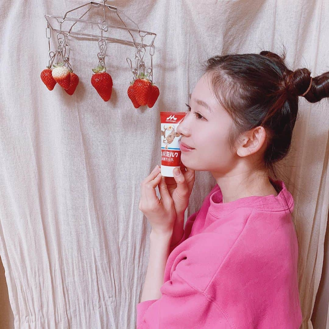 橘花梨さんのインスタグラム写真 - (橘花梨Instagram)「お家でいちご狩り🍓笑笑 してたら楽しくなってきて、どさくさに紛れて見る専門だったTikTokをはじめたよ。覗いてみてねっ😉 →https://vt.tiktok.com/rrYghq/ #いちご狩り #いちご摘み #おうち時間」4月11日 14時03分 - tachibana_karin