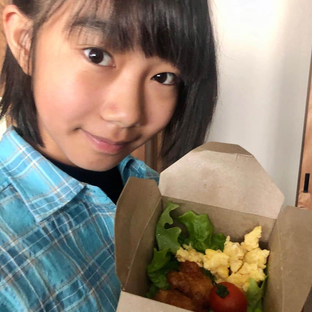 小杉ゆんさんのインスタグラム写真 - (小杉ゆんInstagram)「そろそろ退屈も隠せなくなってきた引きこもり生活。 今日のお昼ごはんは、あえてのお弁当にしてみました(*´꒳`*) おかず詰めて、白米のランチパックに好きなものを好きなだけ乗せ乗せ弁当〜！！＼＼\\٩( 'ω' )و //／／ おうち時間楽しんで乗り切りましょう！！ #まねきねこ #ステイホーム #エンジョイステイホーム #まねきねこ静岡専属アーティスト #小杉ゆん #小学6年生になりました  #manekineko_campaign @manekineko_campaign」4月11日 14時11分 - kosugiyun