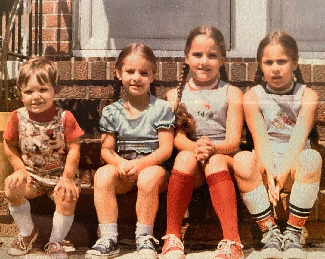 ピーター・ファシネリのインスタグラム：「Happy #nationalsiblingsday  These are my three amazing big sisters. #Blessed ❤️」