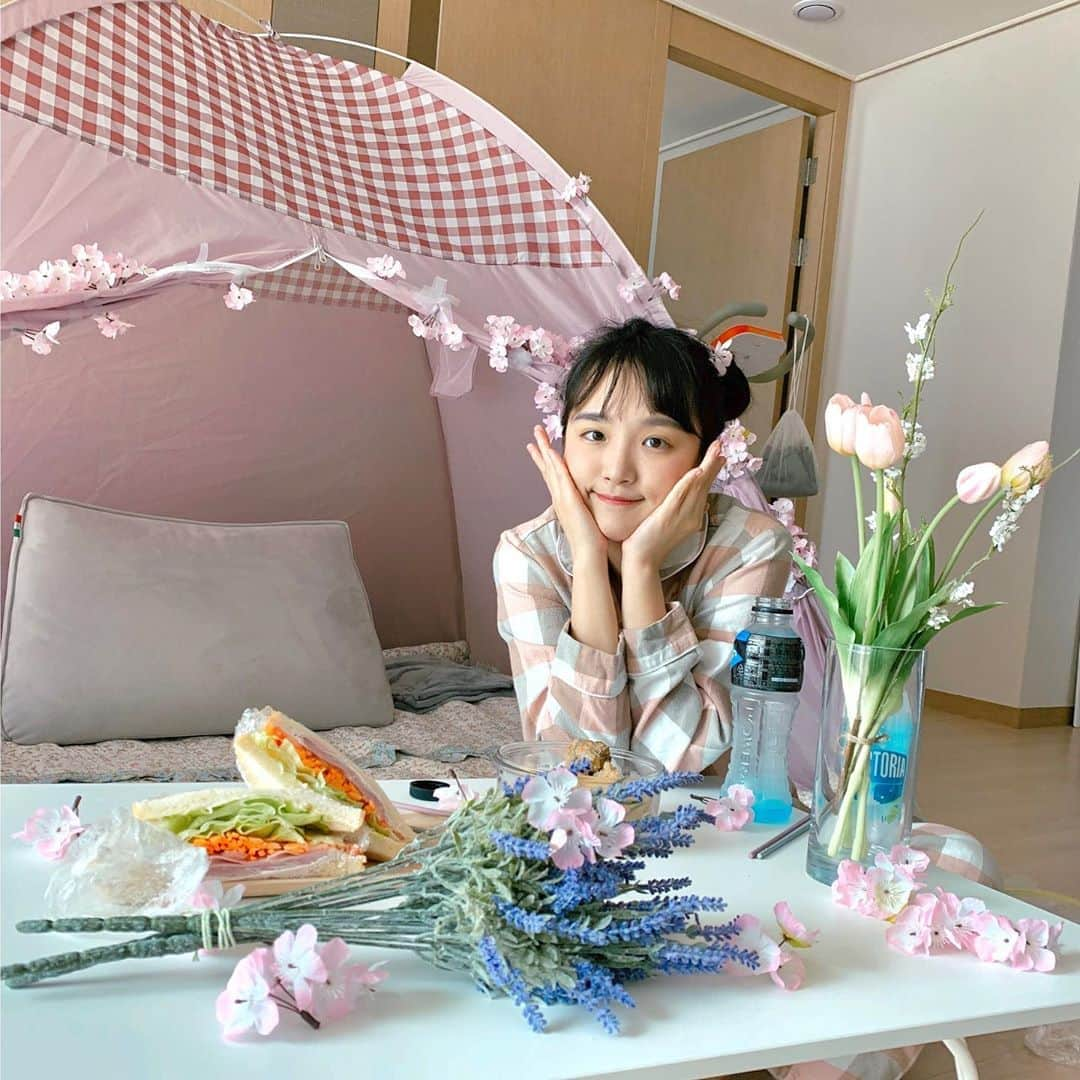 などちゃん（이선형／イソンヒョン）さんのインスタグラム写真 - (などちゃん（이선형／イソンヒョン）Instagram)「집에서 꽃놀이하기🌸💖 With. 나도표 샌드위치와 도표 유부초밥🥪🍙」4月11日 14時21分 - nado_odo