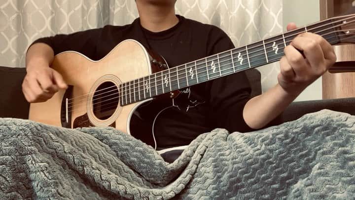 KAZUKI【ANFiNY】のインスタグラム：「弦修理したけん そっこー弾いて歌いますたよ🤣笑  ギターしだしたらやってみたかった曲😭😭😭 この曲難しすぎて大変やったけど もっと上手くなってまた載せるっ💪  ちなみにテラハ想像しながら 雰囲気重視で弾いてみました🏝笑  tonight / 平井大  #ANFiNY #FANFiNY笑顔の輪チャレンジ  #正直6時間以上これだけした笑 #余裕で弾けるまで頑張るぜ」