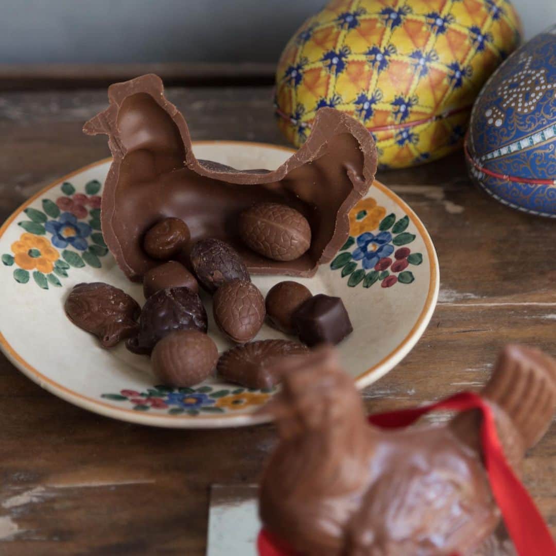 Orangina オランジーナ公式さんのインスタグラム写真 - (Orangina オランジーナ公式Instagram)「Bonjour！🇫🇷﻿ ﻿ 4月12日はフランスの祝祭日「Pâques（パック）」です！﻿ ﻿ ーーー﻿ パックは日本語だと「復活祭」、英語だと「イースター」と呼ばれるキリスト教のお祭り😊﻿ ﻿ イースターは生命の誕生を祝う日。その象徴として、卵が登場します🥚✨﻿ ﻿ 子どもたちが楽しみにしているのは「卵探し」👀﻿ イースターの日の朝、大人が庭のあちこちに隠した卵形のチョコレートを、子どもたちがハンティングするのです🐣﻿ ﻿ ニワトリやウサギ、魚など、豊穣のシンボルのチョコレートも定番です🍫﻿ ﻿ 皆さんもお家の中でイースターを楽しんでみては？🍊﻿ ﻿ #orangina #France #Soda﻿ #オランジーナ #フランス生まれ #炭酸飲料﻿ #フランス #パリ #Orangina100 #オランジーナ100﻿ #イースター #復活祭 #Pâques #卵」4月11日 14時25分 - orangina_jp