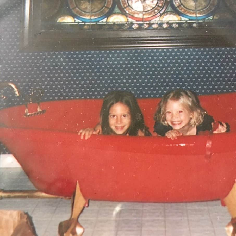 ヒラリー・ダフさんのインスタグラム写真 - (ヒラリー・ダフInstagram)「#happynationalsiblingsday love you sis ♥️remember when we moved into this house..... we luuuuved that red tub!!!!( 🤮) hehehe @haylieduff」4月11日 14時36分 - hilaryduff