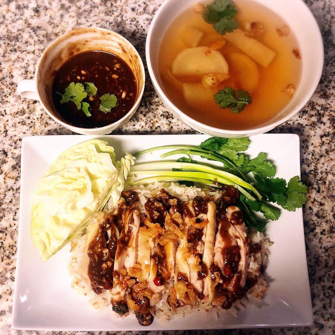 Jada Lalita Patipaksiriのインスタグラム：「This is definitely one of my top Thai comfort dishes, kao mun gai. Poached chicken in the same pot as your rice that’s sautéing in chicken fat, garlic, and ginger. This dish pairs best with cucumbers, green onions, cilantro, and a light soup to wash it all down. Oh, and we can’t forget the spicy dipping sauce! 🌶 YUMM👩🏻‍🍳 #food #thaifood #cooking #thailand #dinner #spicyfood #authenticthai #recipe #cooking #rice #spicy #kitchen #cookbook #chef」