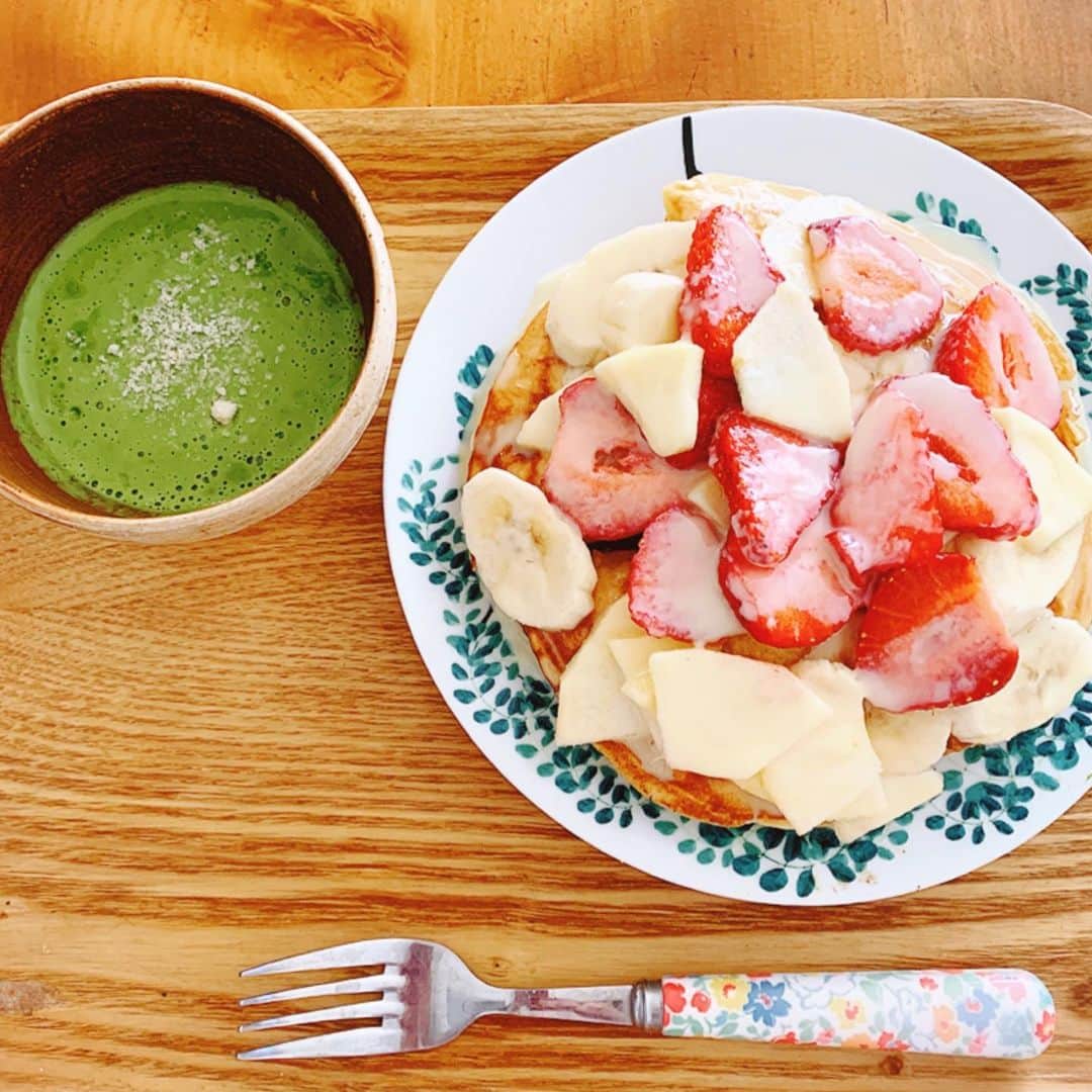 沢口千恵のインスタグラム：「息子のブランチ  息子の手作り練乳と フルーツパンケーキ 娘のほうれん草の豆乳ポタージュ  みんなでつくるの楽しい  #母はしらすと柚子胡椒の卵かけご飯」
