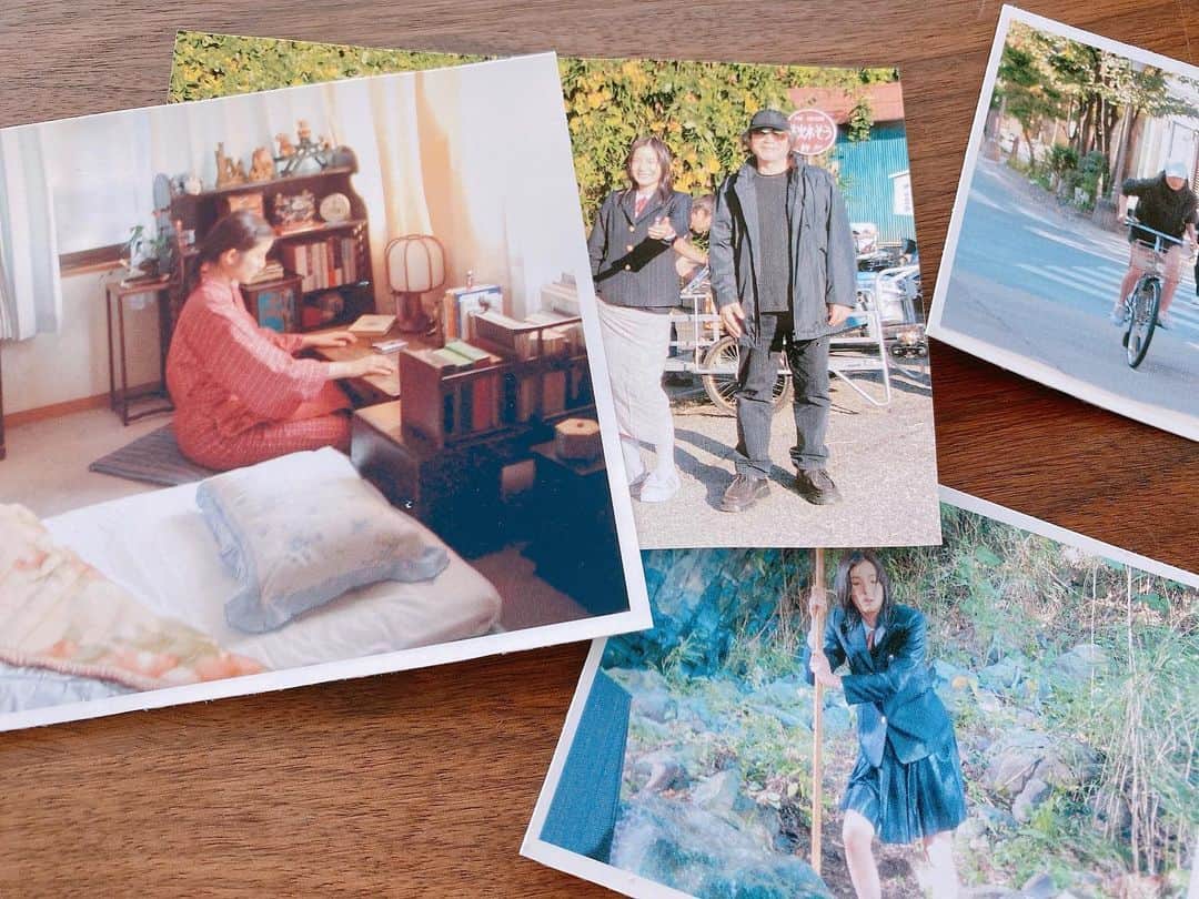 蓮佛美沙子のインスタグラム：「大林宣彦監督。  心にぽっかり穴が空く、とはまさにこういうことなんだと、視界がはっきりしないような、受け止めきれない想いです。  私にとって、間違いなく光のような存在でした。私に芝居のイロハを、真髄を、全てを教えてくださった方でした。  訃報を受けてからずっと、出会った頃のことを思い返しているのですが、監督は私が知る限り いちばん魔法使いに近い人だったように思います。監督の存在に、声に、言葉に、計り知れない情熱と愛情が宿っていて、みんなそれに突き動かされて映画を創っていました。最後にお会いした時も、身体は思うように動かせずとも、出逢った頃と変わらない眼差しと熱量で次回作への想いを口にされていて、監督の魂の力強さに静かに感動したのを覚えています。  そして、「芝居に正解も不正解もないんだから 美沙子のやりたいようにやってみなさい」と、当時右も左も分からなかった私に 毎日現場で優しく教え諭してくださったこと、今でも鮮明に覚えています。 監督がくださったたくさんの言葉、情熱、愛情、ぜんぶを溢さず抱えて 私はこれからも頑張ります。また絶対、監督の映画の世界に連れてってくださいね。  ご冥福をお祈りします。」