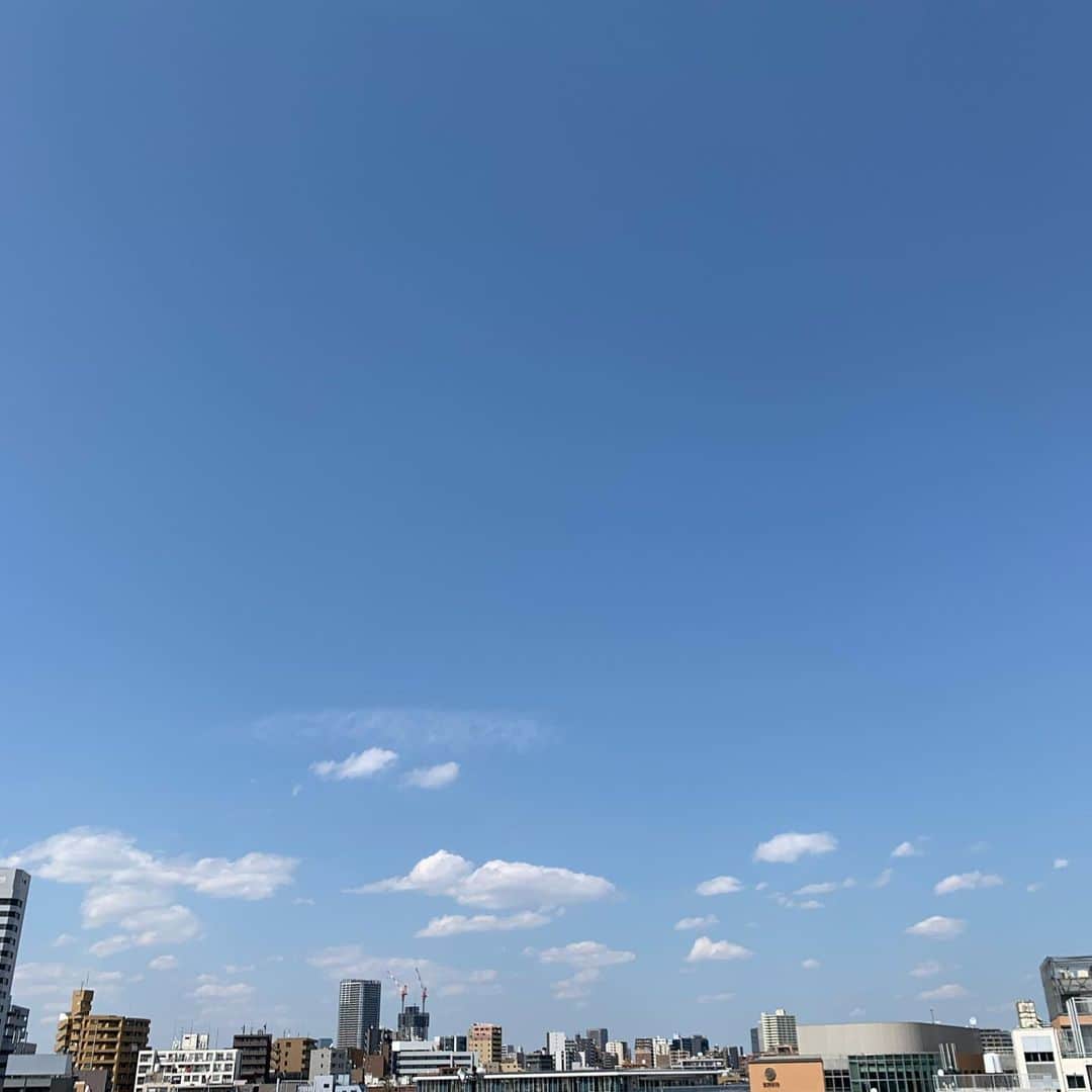のインスタグラム：「. 綺麗な空が広がっていること。 新鮮な空気を吸えること。 お腹が空くこと。 眠れること。 笑えること。 . 当たり前のことが、当たり前にできることがいかに幸せか。 改めて感じられる今。 . 家にひとりだと頭おかしくなりそうになるけど、こんなにもたくさん私を支えてくれる人がいる。 だから、束の間の弱さに惑わされることなく、もっと強くて優しい人になろう。 そして身も心も綺麗な人になろう。 . みんなにちゃんと恩返しできるように。 . コロナが収束したら、山田はアップデートします。 . #コロナポエム #コロナに負けるな  #頑張れ山田 #2020410 #アップデート」