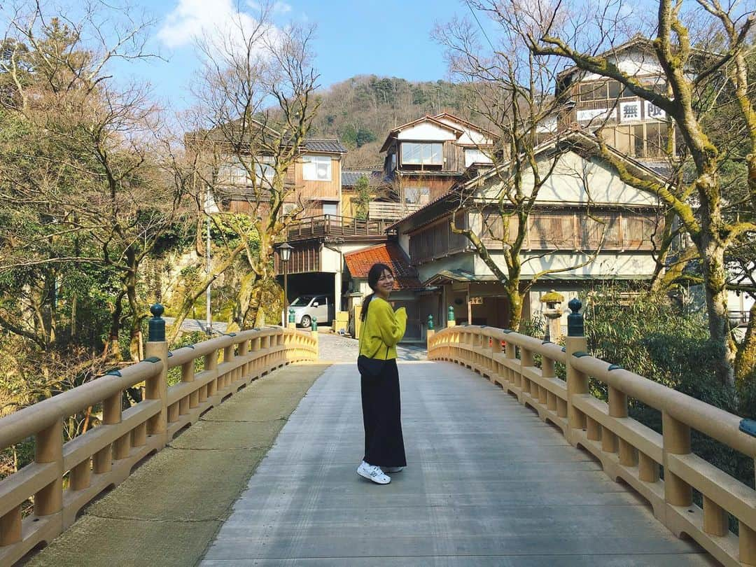 岩崎裕美さんのインスタグラム写真 - (岩崎裕美Instagram)「#過去写真 . #あやとり橋 をスタート地点に#鶴仙渓 を川沿いに歩いていくと#こおろぎ橋 に辿り着くのだけど、 お宿にチェックインする前にちょうど良いお散歩コースになるよ🚶‍♀️🌲🌲🌲 . お腹も空くし、歩き疲れた後の温泉も気持ち良いし♨️ . 山中温泉行く際にもし晴れてたら ぜひお散歩してみてほしいな☺️✨ ＿＿＿＿＿＿＿＿＿＿＿＿＿＿＿＿＿＿＿＿＿＿＿＿＿ #ootd #outfit #onsen #trip #travel #sightseeing #travelphotography #japan #kaga #ishikawa #yamanaka #山中温泉 #石川県 #石川 #加賀市 #加賀 #温泉旅行 #温泉 #旅行 #旅行コーデ #旅 #観光 #過去pic」4月11日 14時38分 - hiromi_iwasaki