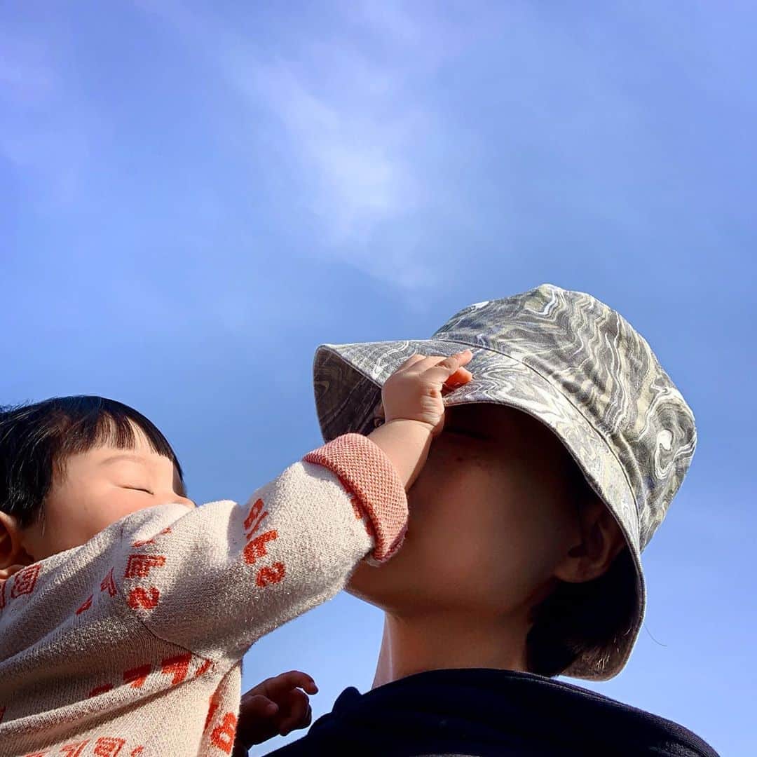 小濱なつきのインスタグラム：「空はこんなにも晴れているのに。 . . #stayhome #balcony #今出来ること」