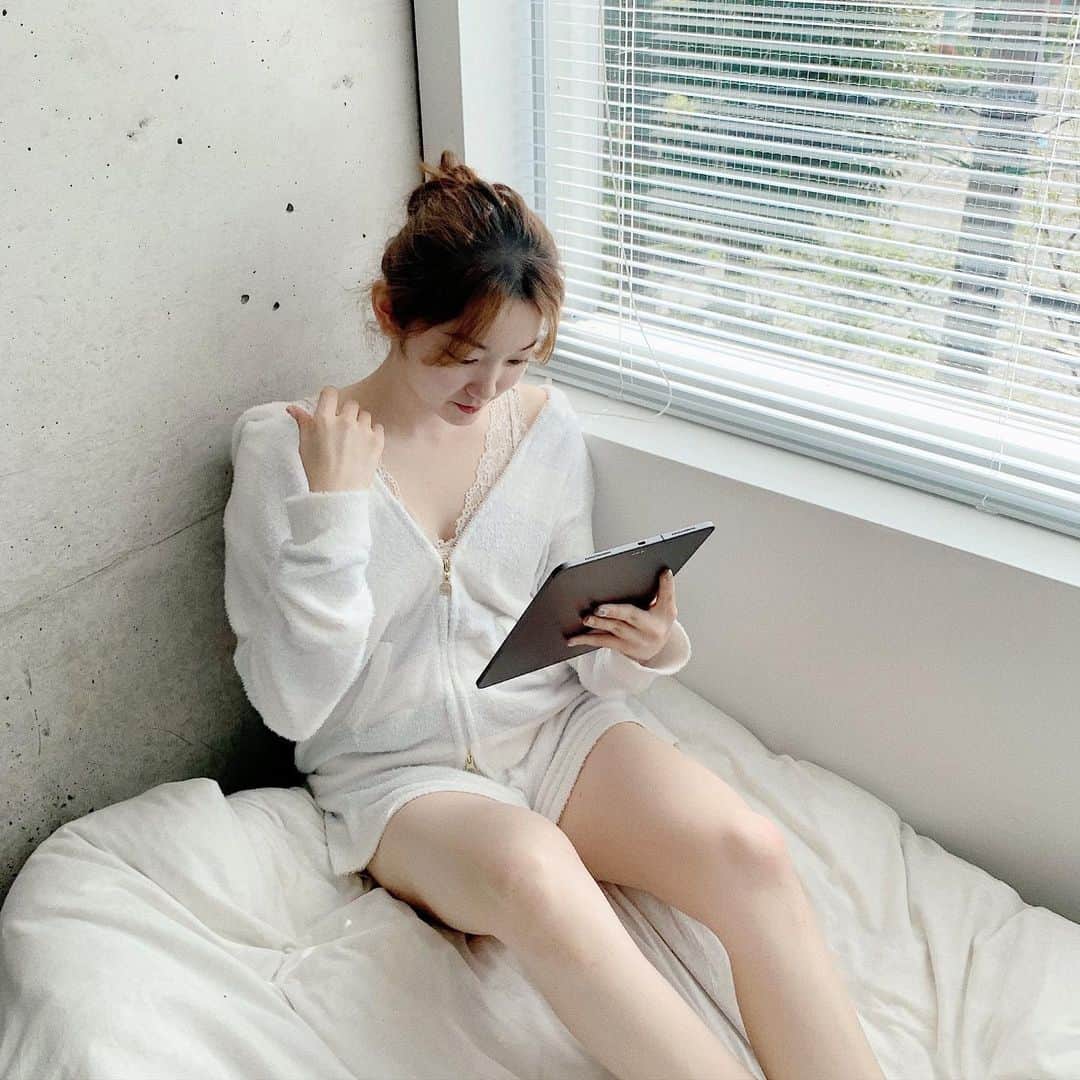 mina hinokuchiのインスタグラム：「. 土日は仕事もoffなので、 最近はおうちでNetflixや漫画(ジャンプ)を一気見☀︎ . おうちで過ごす日は、チコのレースブラレットを愛用🌸 リラックスして着れるのにレースが繊細で可愛くて気分も上がります♪♪ そろそろもう1つ買い足そうかな〜☀︎ . #おうちchicoコーデ #whoswhochico #salonbychico #フーズフーチコ #チコ #おうち時間 #stayhome #ルームウェア #レースブラレットタンク」