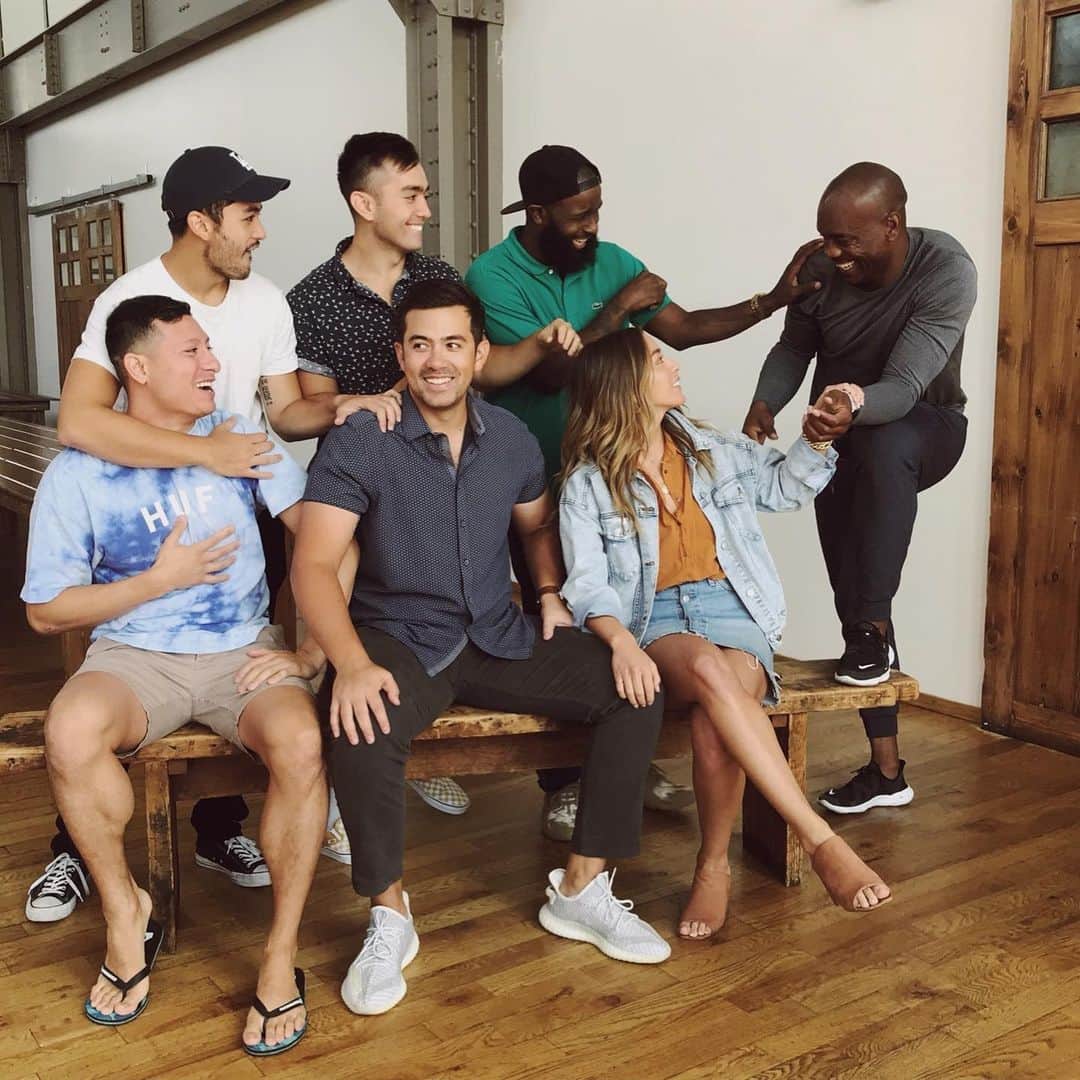 クロエ・ベネットのインスタグラム：「Here’s to all the insane arguments we get into over our group chat. I wouldn’t have it any other way! ( I mean I would... we should all probably chill the fuck out) BUT It doesn’t matter... I love you guys sooooo much. I’m a lucky girl to have been raised by such a unique/wild little Wolfpack.  #nationalsiblingday」
