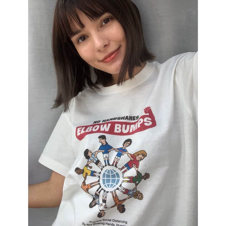 ケリーアンのインスタグラム：「@claudiopandiani_onlineshop より #SafeHands と #KeepDistance で感染予防促進を伝える 握手の代わり「肘タッチ」ELBOW BUMPS Tee 💪😉FunnyだしGreat message!  私の続けてるお家で出来るストレッチの動画撮ってみました(テイク3www🤣) 皆さんも運動不足で悩んでると思うけど…お家で出来る事、時間があって今しか出来ない事しましょ✨ #safeHandsチャレンジ  #stayhome #enjoyhome」