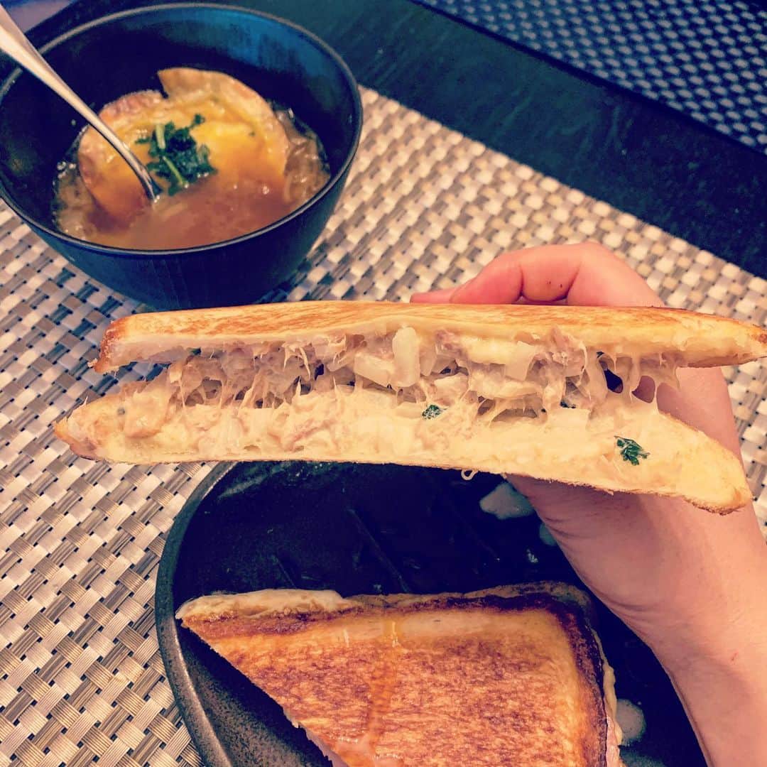 SATOKOさんのインスタグラム写真 - (SATOKOInstagram)「お昼はホットサンドとオニオングラタンスープ。ハムエッグとツナメルト。 スープの上に餃子の皮にチーズ乗せてトースターで焼いたやつ乗っけた♡ #おうちごはん #stayhome」4月11日 15時07分 - fc_satoko