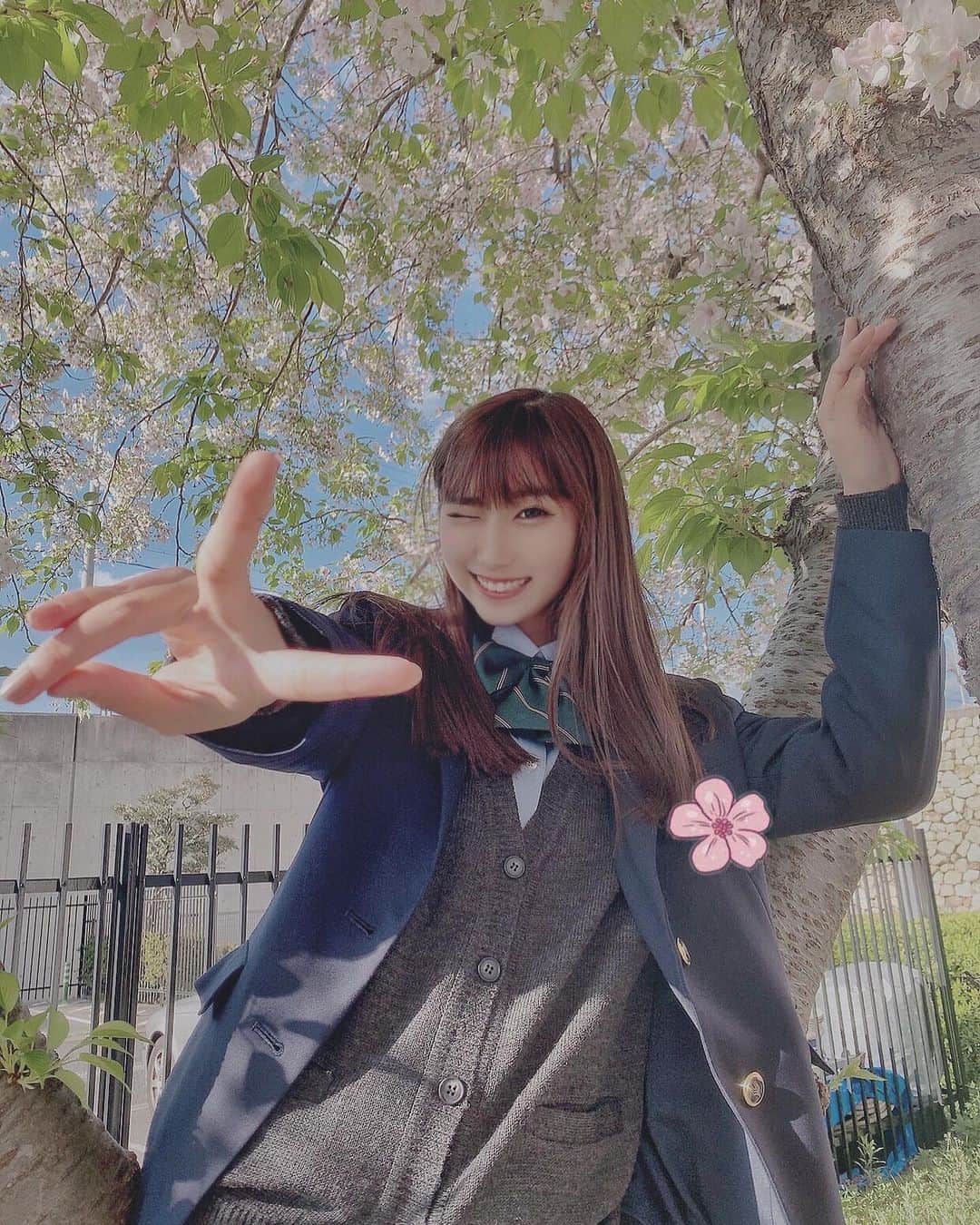 のインスタグラム：「・ first jk🌸 ・ 入学式もなくなってちょっぴり悲しいから初めて高校の制服着て桜の前でパシャリ📷 ・ すんごい大量の枚数撮ったんだけど、風が強すぎてボツだらけっっ笑笑 ・ はやくコロナが治りますよーに、、 ・ ・ ・ #下北姫菜 #fjk #jk #jk1 #桜 #cherryblossom #新入生 #制服女子 #制服 #jk制服 #singer #歌手になりたい #女子高生ミスコン」