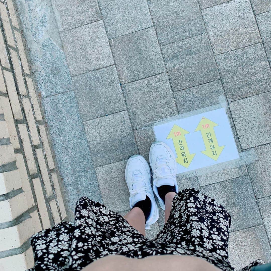 チョン・ユミのインスタグラム：「조심조심 가서 당당하게 한표!😎 거리두기는 지켜주세윰.💪」