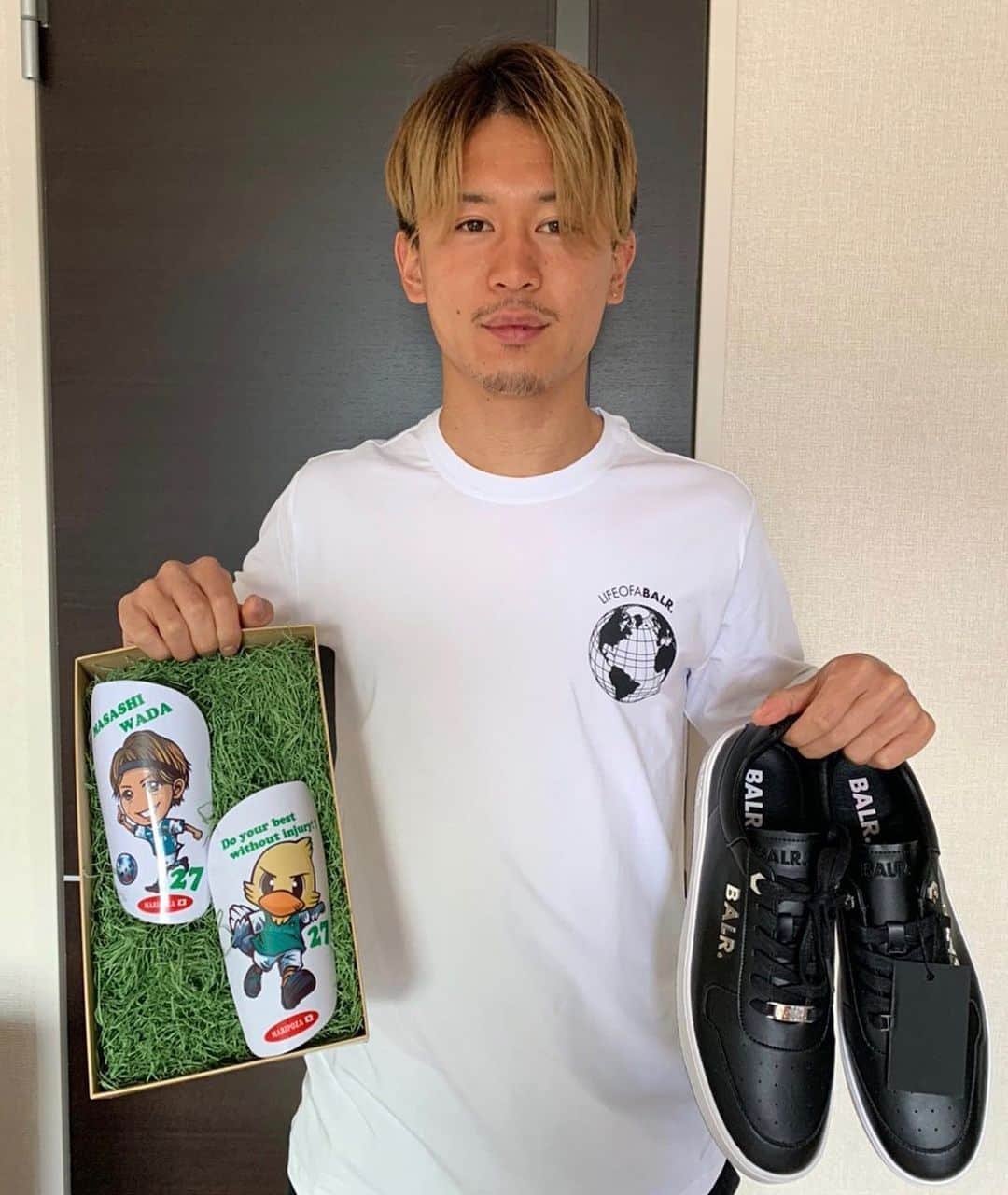 和田昌士のインスタグラム：「今日で23歳になりました！  いつも応援して下さるサポーターの方々から素敵なプレゼント頂きました🙇‍♂️ ありがとうございます！！ 23歳も頑張ります⚽️」