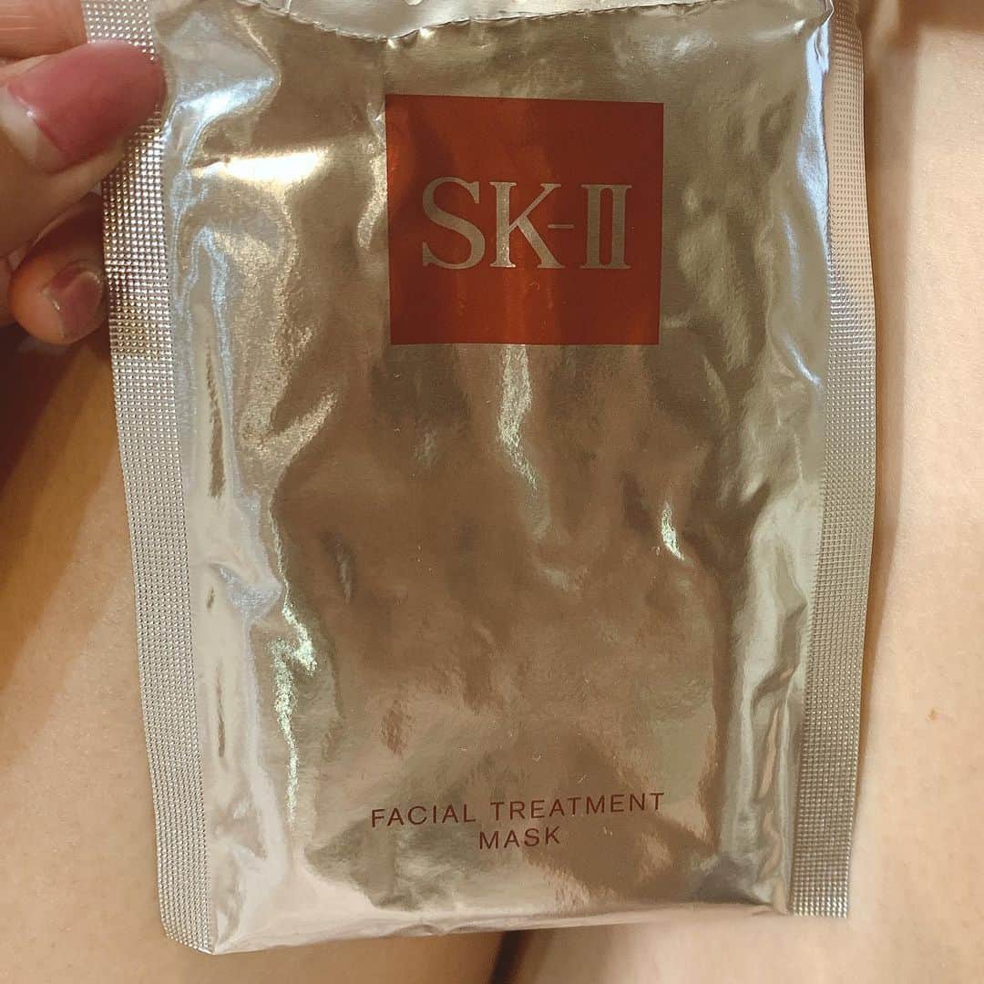 浜田翔子さんのインスタグラム写真 - (浜田翔子Instagram)「#おうち時間 #skincare  おうちで肌も綺麗になるよう 今のうちに頑張ってる。 日焼けもしないしね。  保湿しすぎないくらいに 保湿しすぎてもニキビできたりするから 気をつけてます。  たまに使う右のコスメデコルテのクレンジング #decorteaq  化粧水の前に #リポソーム  つけて #sk2  をたっぷり最近使ってる！ やっぱSKIIは、すごい。。 #chanel  の　#blueserum  も保湿したいとこにつけてる。  元々アトピーだから 首ケアは韓国コスメの 安い美白美容クリームを首裏うなじにも頑張ってつけてるよ😌  どんな　お肌ケアしてる？」4月11日 15時36分 - shoko_hamada