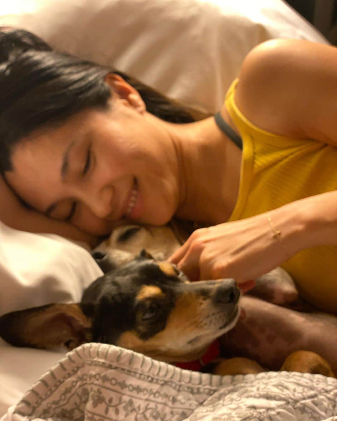 のインスタグラム：「One of the best moments in my life 💚💋Bed time with my Kids🐾🐾. Before I go to sleep or waking up, I imagine inner peace and desire of what I want and be grateful for my kids. #goodnight🌙 #goodmorning」