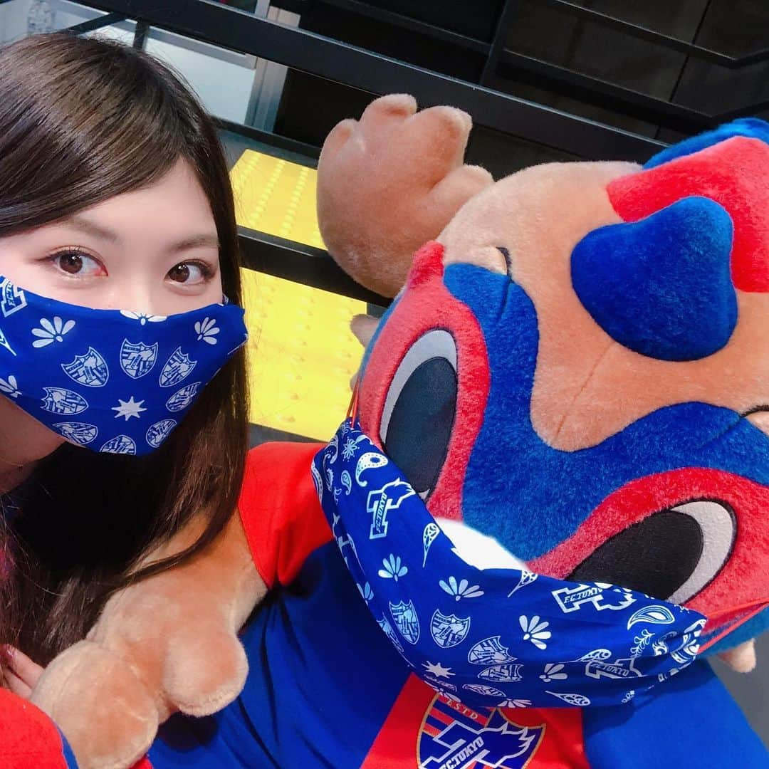 橘ゆりかさんのインスタグラム写真 - (橘ゆりかInstagram)「🔵🔴🔵🔴﻿ ﻿ ﻿ FC東京のnewグッズ 「バンダナ」ヘアゴム付﻿ ﻿ このバンダナを使ってマスクを作りました✨﻿ とっても簡単だよー😆！！﻿ ﻿ 内側にガーゼをあてたりマスクを重ねたり﻿ 工夫をすることもできますね！﻿ ﻿ デザインも爽やかでかわいい💙❤️﻿ ﻿ ﻿ ユーロスポーツ味の素スタジアム店さんで﻿ 先日、撮影させていただきました。﻿ バンダナ作りの様子は﻿ J:COM「FC東京ビバパラダイス」﻿ 4月16日〜放送号でご紹介するので﻿ チェックしてくださいね📺⚽️﻿ ビバパラのTwitterにも動画のってます🌈﻿ ﻿ ﻿ ﻿ #fctokyo﻿ #fc東京 #バンダナマスク #マスク作り #東京ドロンパ #橘ゆりか #jcom #fc東京ビバパラダイス #ビバパラ #青赤 #ynwa ﻿ ﻿ ﻿」4月11日 15時45分 - yuricalcal