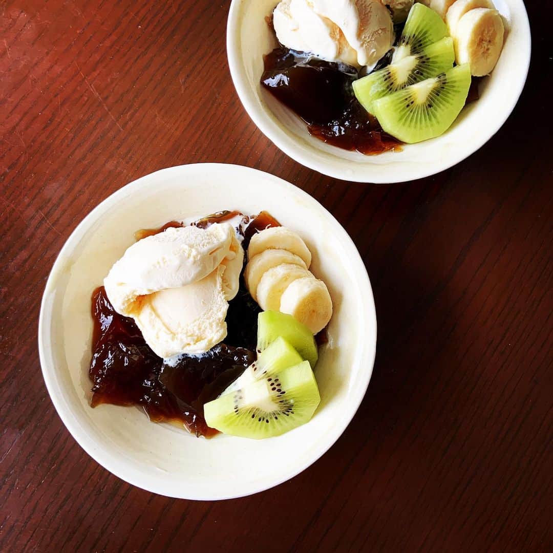 志摩有子さんのインスタグラム写真 - (志摩有子Instagram)「黒砂糖を溶かしてゼラチンで固めただなくなのに、なぜこんなに美味しいんだろう。バナナと酸っぱいフルーツとバニラアイスでさらにたまらん。 #黒砂糖ゼリー #ハーゲンダッツバニラ #おやつタイム #余宮隆」4月11日 15時49分 - ariko418
