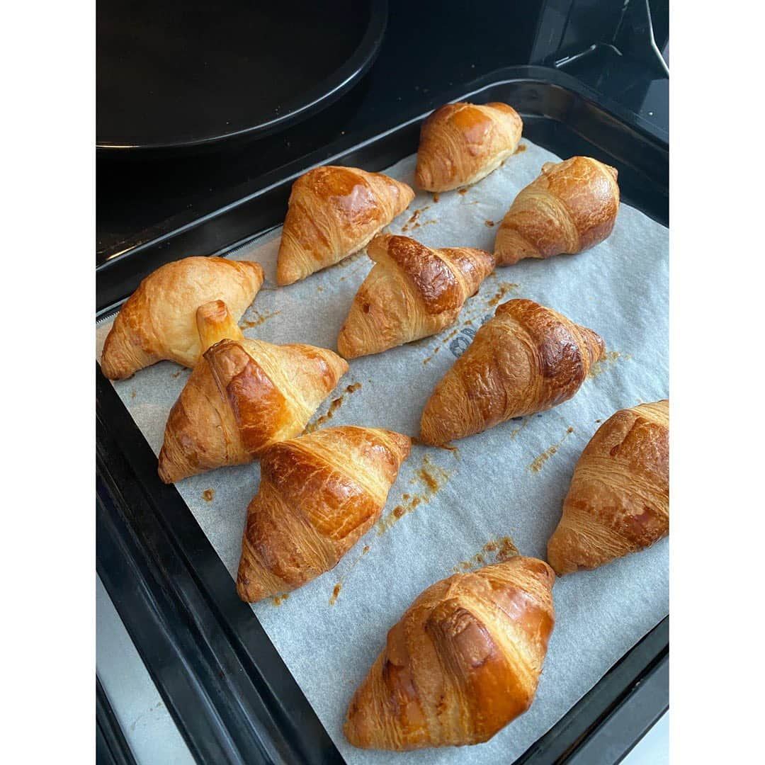 春香さんのインスタグラム写真 - (春香Instagram)「今日のランチに冷凍のミニクロワッサンを焼きました🥐  解凍して、発酵させて、卵液塗って、焼くだけ😊 クロワッサンを生地から作るのは大変ですが、生地が出来上がっているのでとっても便利で、簡単です。  お家で焼き立てのクロワッサンがいただけます！ 子どもたちも大喜び❣️ #富澤商店　#tomiz#冷凍食品#冷凍クロワッサン#クロワッサン#bake#簡単パン作り #焼き立てパン #stayhome #stayathome #オンラインストア#ミニクロワッサン」4月11日 15時57分 - haruka__official