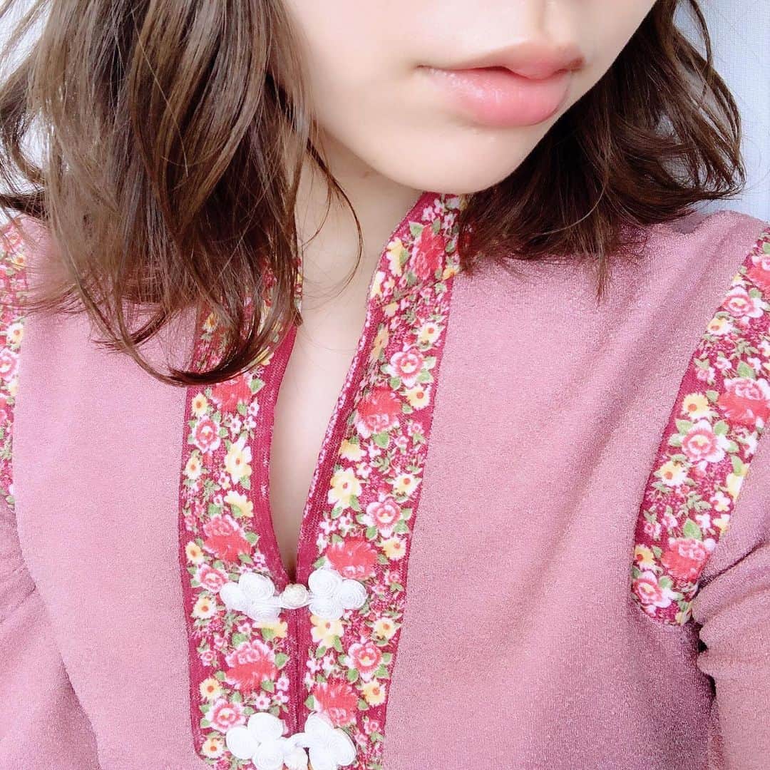 木村ミサさんのインスタグラム写真 - (木村ミサInstagram)「キャンディみたいなリップ🍭﻿ ﻿ ✔︎ @cliniquejp ﻿ モイスチャーサージポップ﻿ トリプルリップバーム﻿ ゴジベリー🍓﻿ ﻿ ﻿ 保湿しながら﻿ ぷるっとほんのり色づく感じが﻿ かわいいリップバーム。﻿ ﻿ リップベースとして使うことが多いけど、﻿ これ単品でつかっても(2枚目)﻿ ナチュラルでかわいいので﻿ すっぴんにつけてあげるだけでも﻿ 血色が良くなっておすすめです﻿ ﻿ ﻿ ﻿ #lip #clinique #cosme #lipbalm #クリニーク #モイスチャーサージポップトリプルリップバーム #ゴジベリー #春メイク #ピンクメイク #コスメ購入品 #コスメ　#リップ #셀피 #뷰티스타그램　#메이크업 ﻿ ﻿#おうち時間 #ナチュラルメイク #おうちasobi #ouchiasobi」4月11日 16時06分 - misaxmas