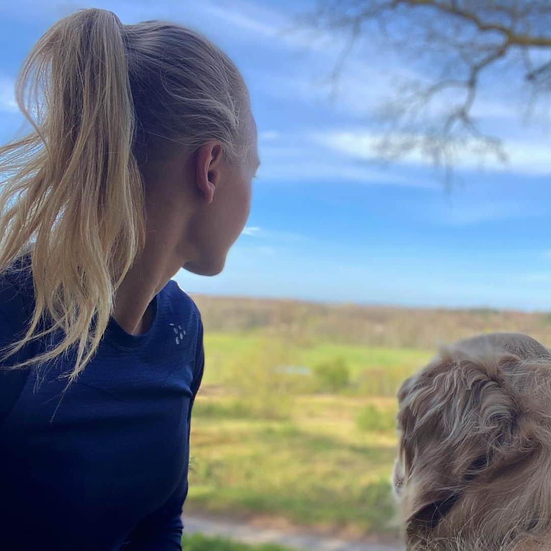 リーケ・ウェイファースのインスタグラム：「The power of NOW☀️🤍 Be aware of destination addiction: the idea that happiness is in the next place, the next job, the next moment or the next achievement, with the next thing, the next someone. Until you give up the idea that happiness is somewhere else, it will never be where you are.  #happiness #is #here #live #as #happy #as #you #can #be #now」