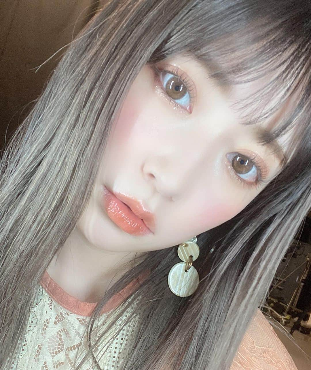 吉田朱里さんのインスタグラム写真 - (吉田朱里Instagram)「今回のジャケ写のメイクも 衣装に合わせてセルフで やってみました🧡 . @bidol_official の #秘密のオレンジ と #無敵テラコッタ を使用しました . 発色抜群。 オシャ顔に仕上がるので おすすめだよー🙆🧡 . マットのオレンジを眉毛に重ねて 若干オレンジ眉にすると 少し垢抜けた印象になるから やってみてね🍊 . #bidol #アカリップ #アイパレ」4月11日 16時08分 - _yoshida_akari