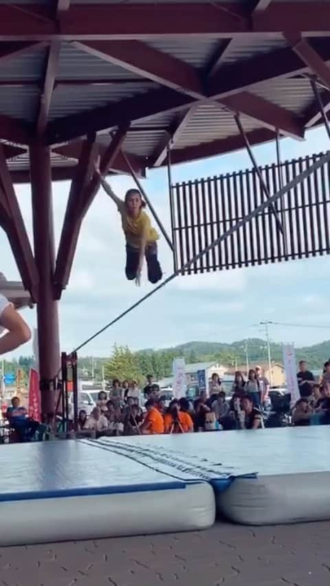 福田恭巳のインスタグラム：「. 昨年の大会のハイライト動画🎥✨ #産後復帰 1試合目💪 . . It is video of last year's competition! Yukimi vs Ayumi . . #stayhome #おうち時間 #過去動画  #slackline #slacklife #スラックライン #ママアスリート #女の子ママ #産後ダイエット #ヨガ #ピラティス #trickline」