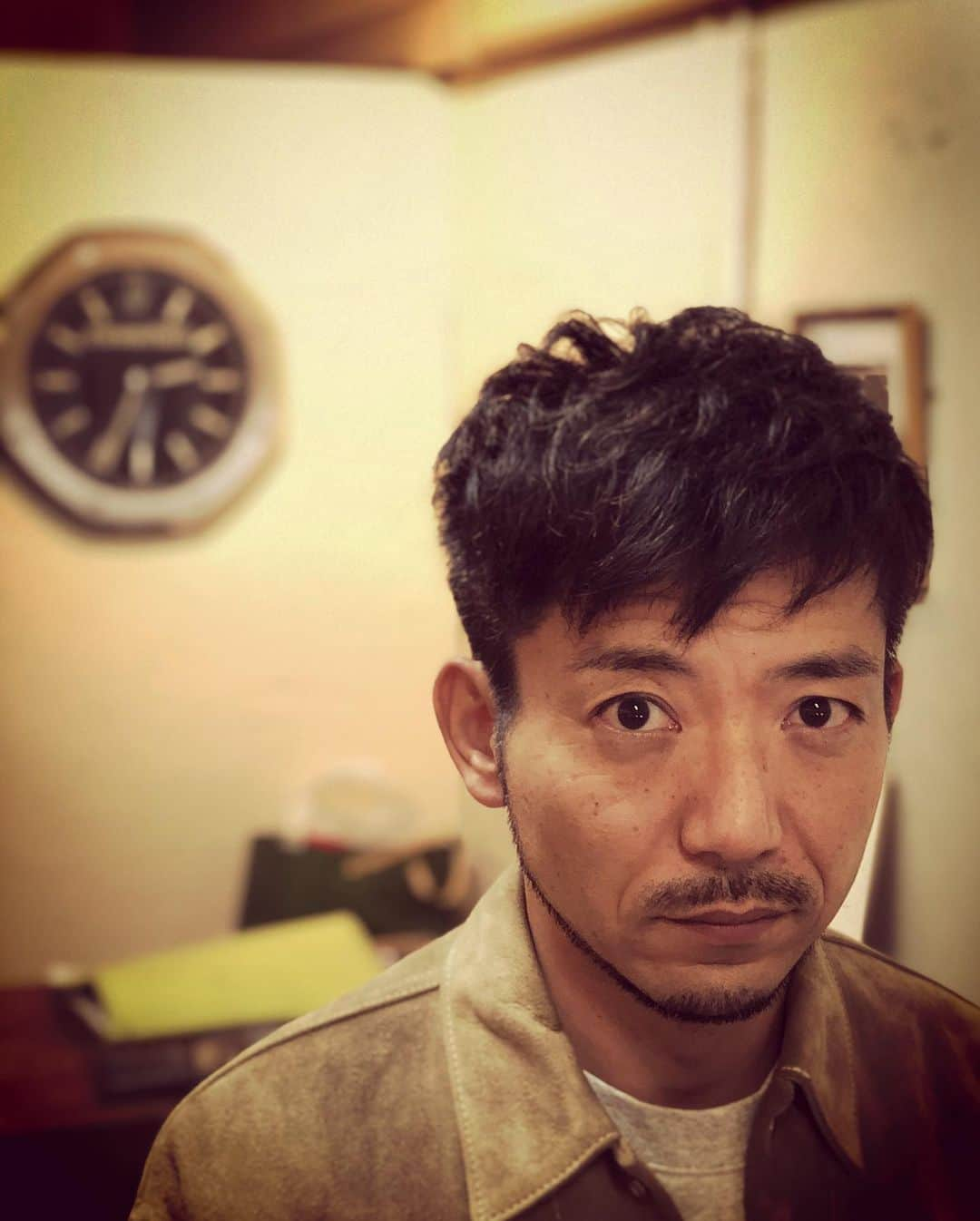 杉本知香さんのインスタグラム写真 - (杉本知香Instagram)「パーマがなくなってきたので キムタク感が減ってきたかわりに綾部感が出てきた。 😂😂 😆♪もしかしてだけどーもしかしてだけどー 最近綾部がヒゲ生やしてるのは 森さんに憧れてるんじゃないのー そういうことだろっ♪  キムタクと綾部くんと板尾さん足して3で割った顔。  #中目黒美容室 #どぶろっく森 #どぶろっく #もしかしてだけど#大きなイチモツをください  #キムタク#木村拓哉 #綾部祐二  #板尾創路 #男前」4月11日 16時11分 - sugimotoc