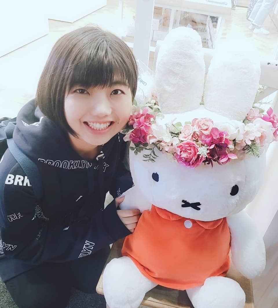 のインスタグラム：「蔵出し写真📷✨。 ミッフィーが大好きな曽麻ちゃん。  ミッフィーショップに行った時  ミッフィーを見て、  思わず『か、かわいい…』と、心の声を漏らしていた曽麻ちゃんが、かわいくてかわいくて  思わず、抱き締めたい衝動にかられました。  きっと、デート中の彼氏って こんな気分なんですね！笑  ちなみに 曽麻ちゃんは  ピカチュウが一番好きで ポムポムプリンも好きなのですが、  きっと、小さくて、丸いモノが好きなんんだと思います😂😂😂！笑  #吉本新喜劇 #よしもと新喜劇 #新喜劇 #曽麻綾 ちゃん」