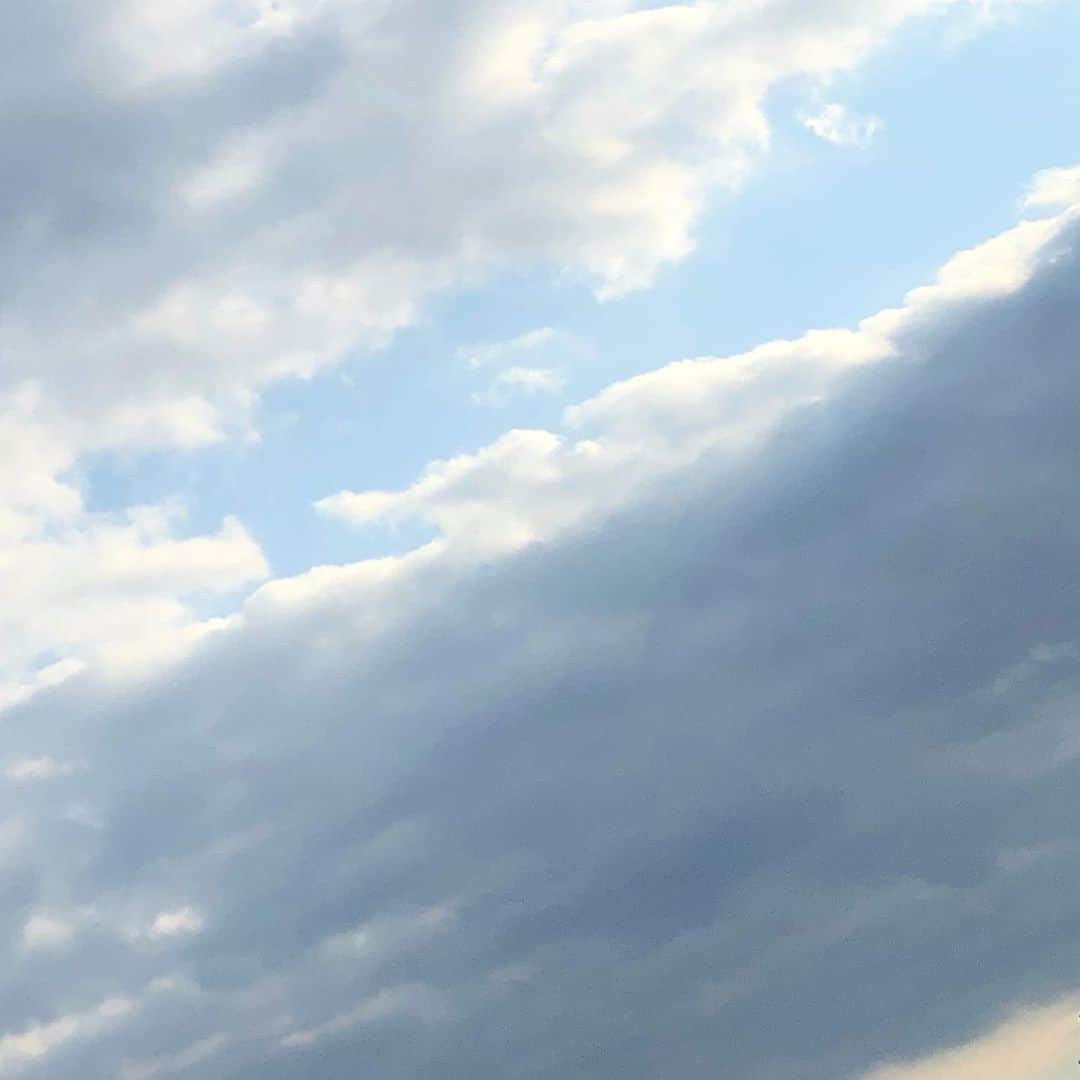 新井恵理那さんのインスタグラム写真 - (新井恵理那Instagram)「雲の間に青空みえた♪ #新井恵理那 #centforce #stayhome」4月11日 16時31分 - elina_arai